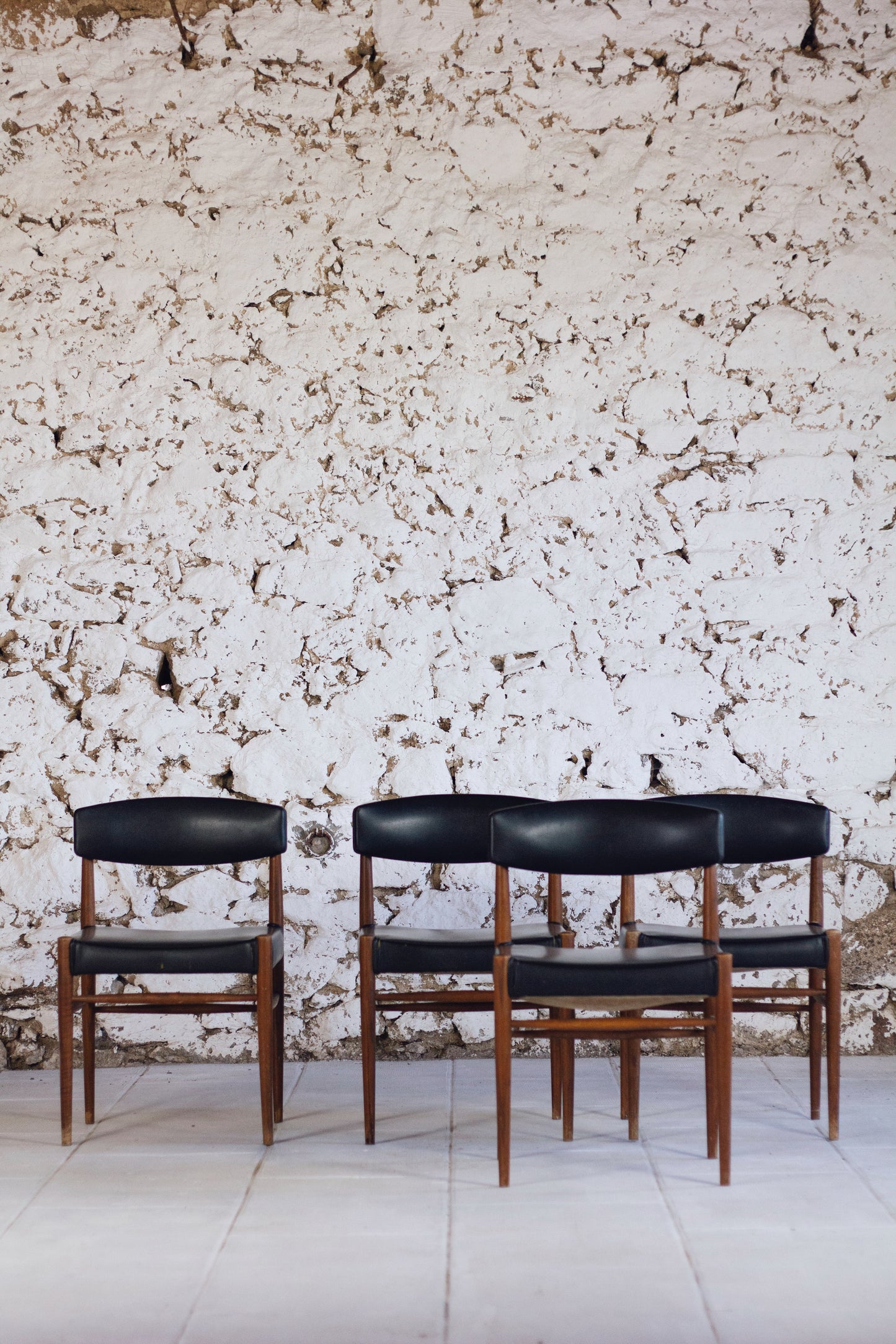 Ensemble de 5 chaises scandinaves en teck et skaï, 1960