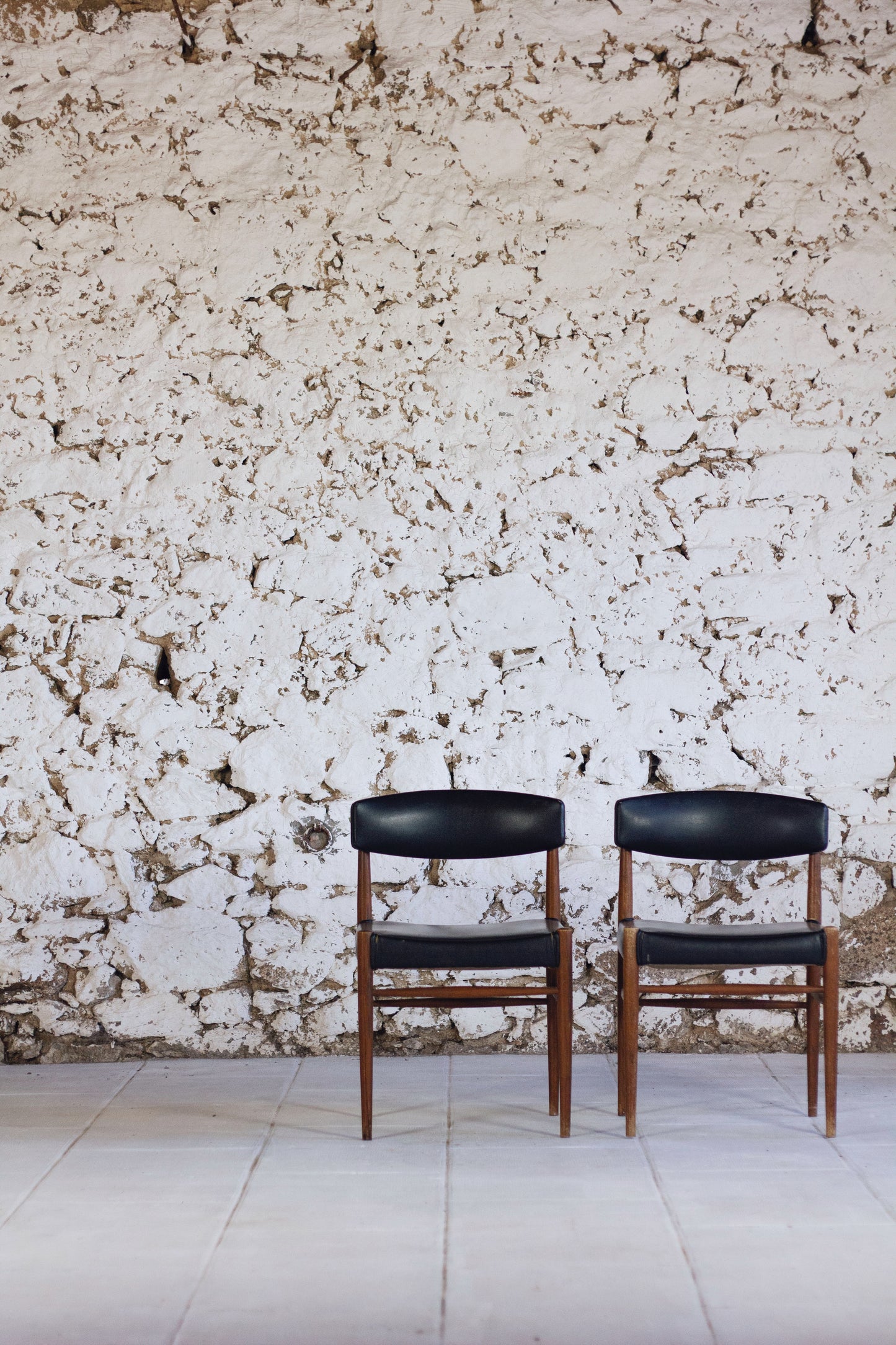 Ensemble de 5 chaises scandinaves en teck et skaï, 1960