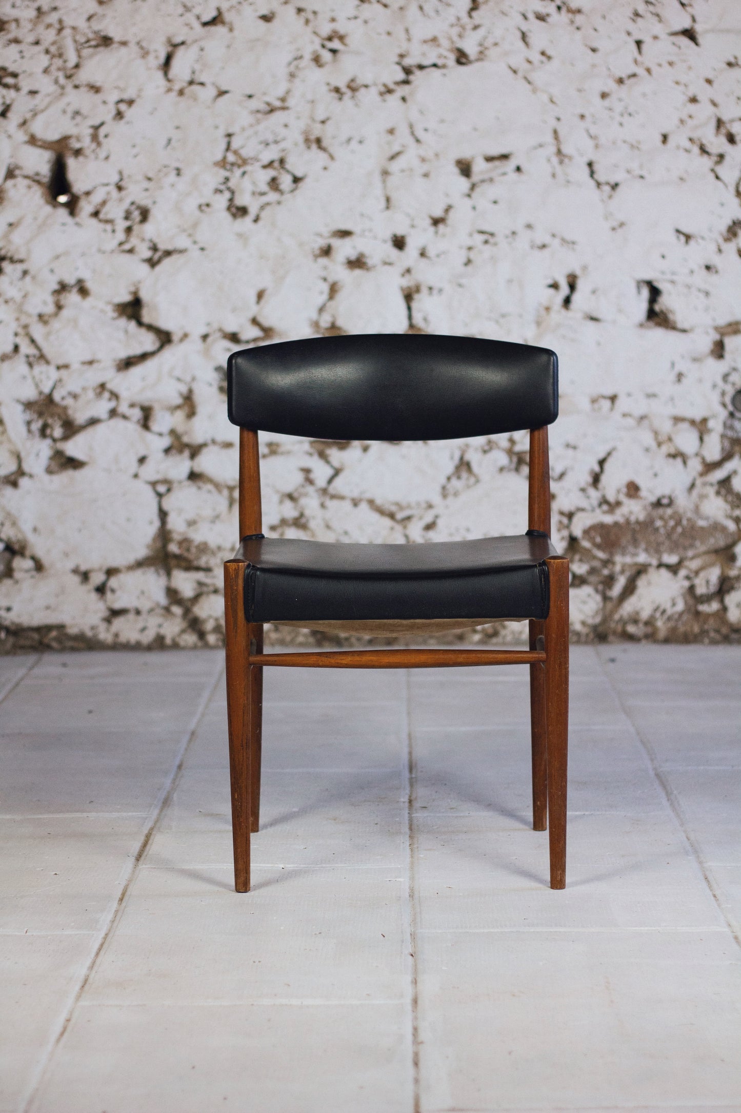 Ensemble de 5 chaises scandinaves en teck et skaï, 1960