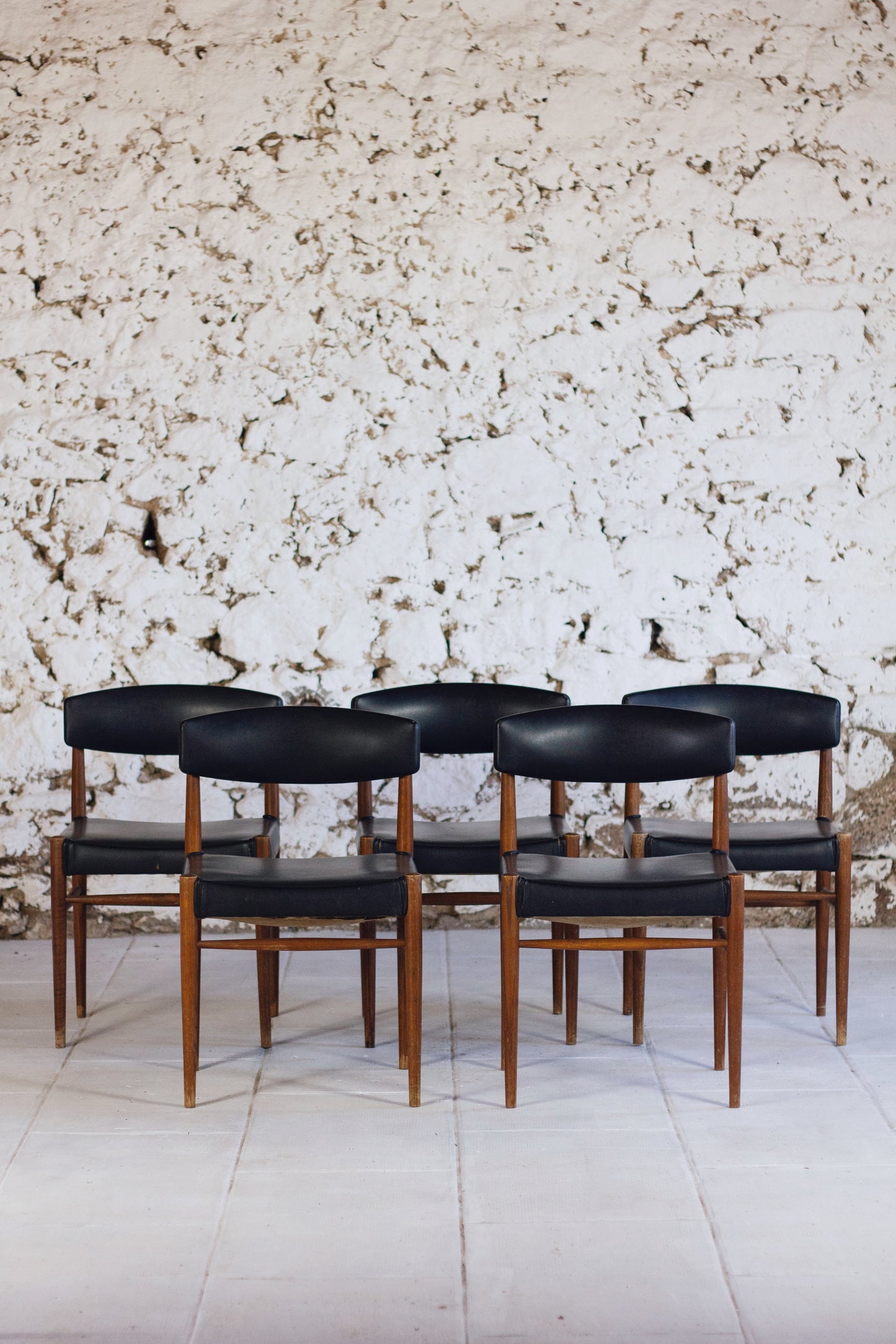 Ensemble de 5 chaises scandinaves en teck et skaï, 1960