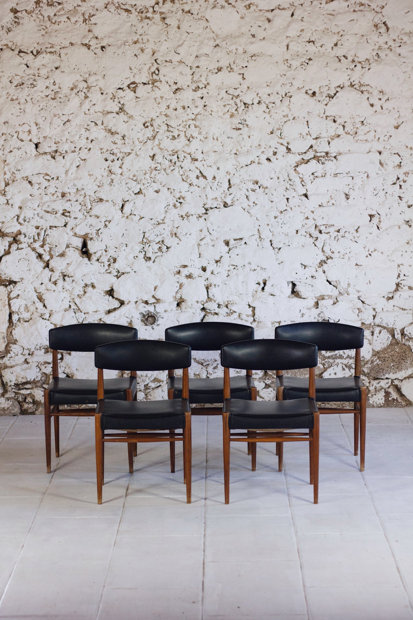 Ensemble de 5 chaises scandinaves en teck et skaï, 1960