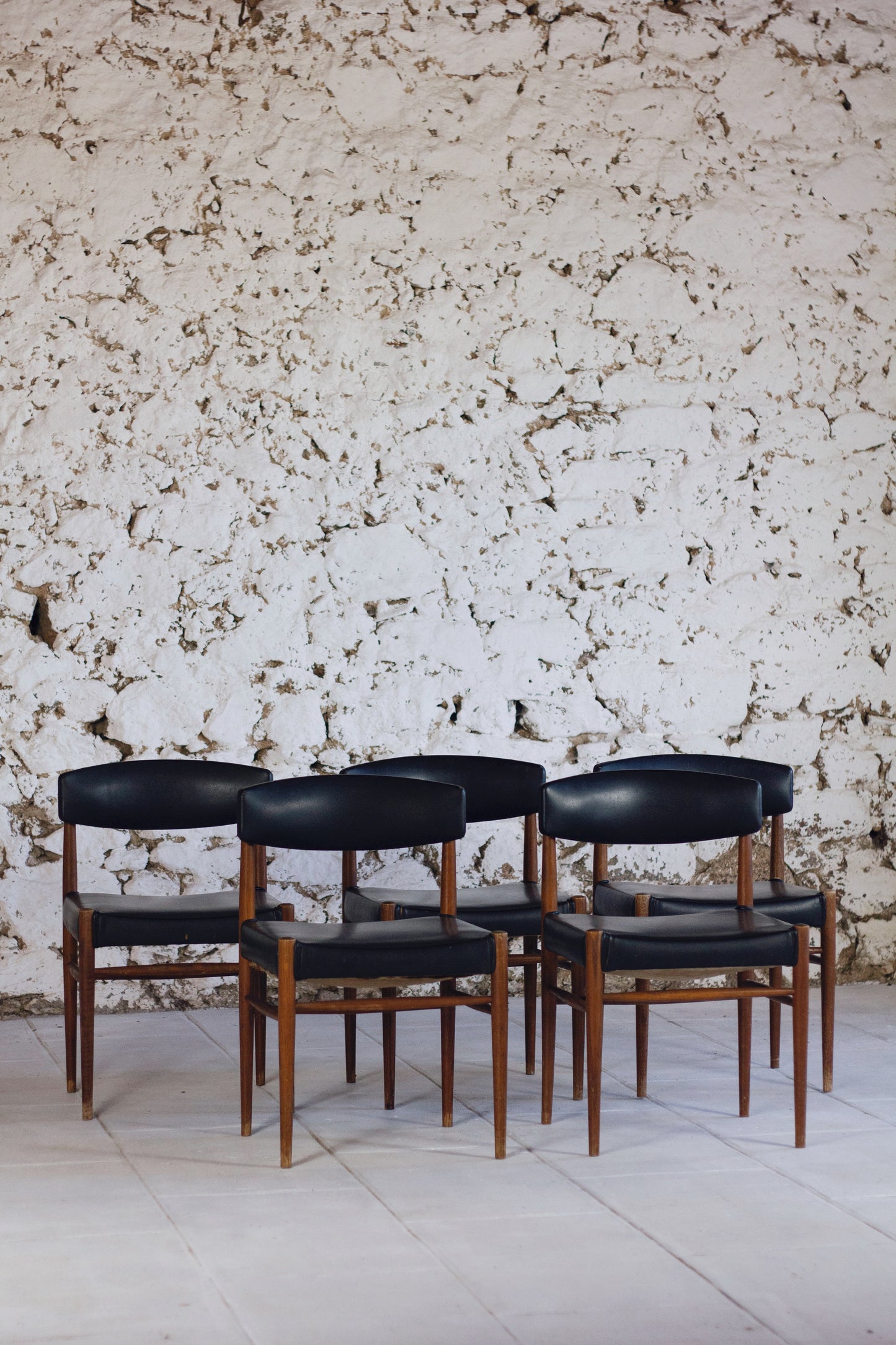 Ensemble de 5 chaises scandinaves en teck et skaï, 1960