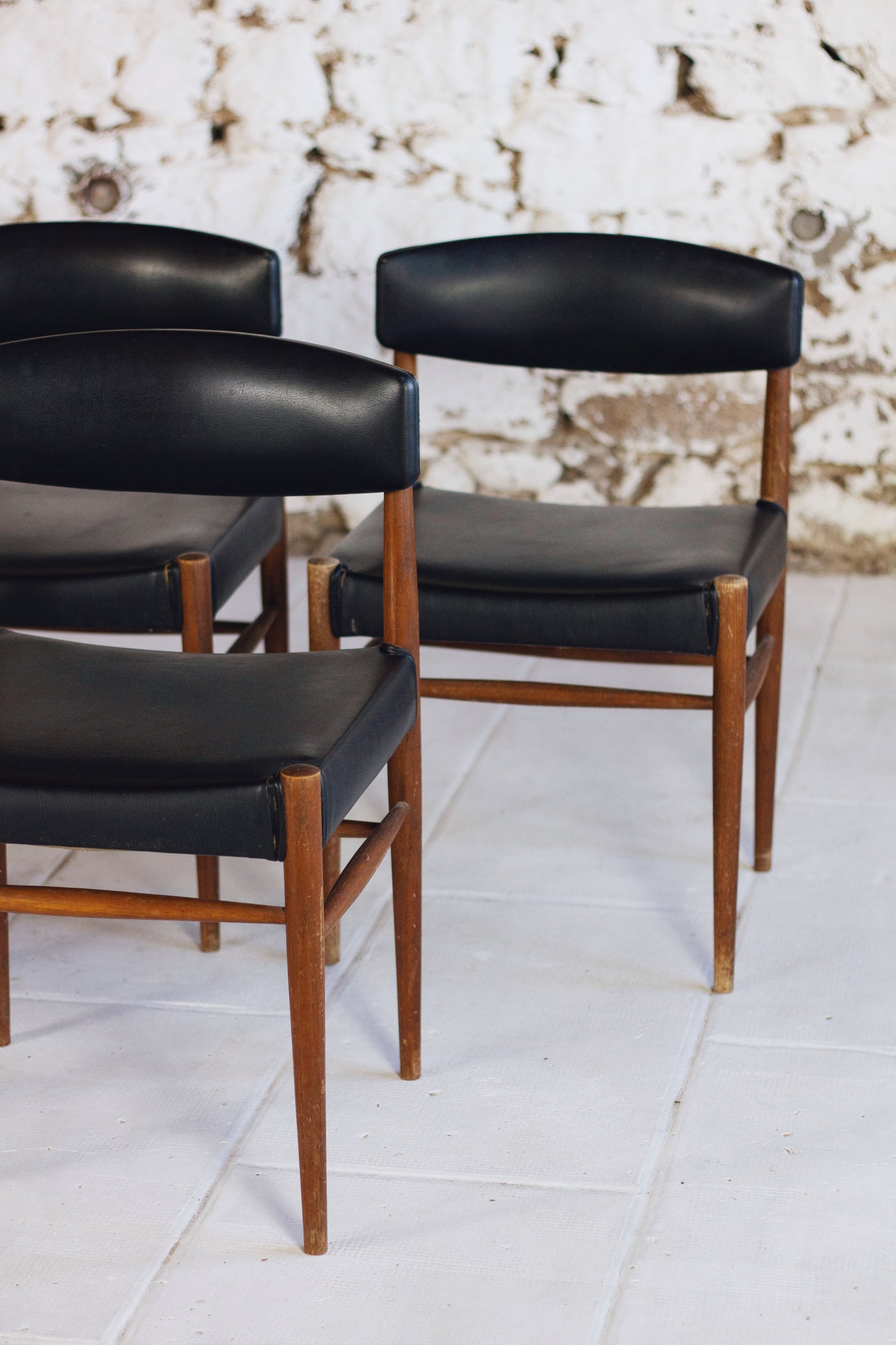 Ensemble de 5 chaises scandinaves en teck et skaï, 1960