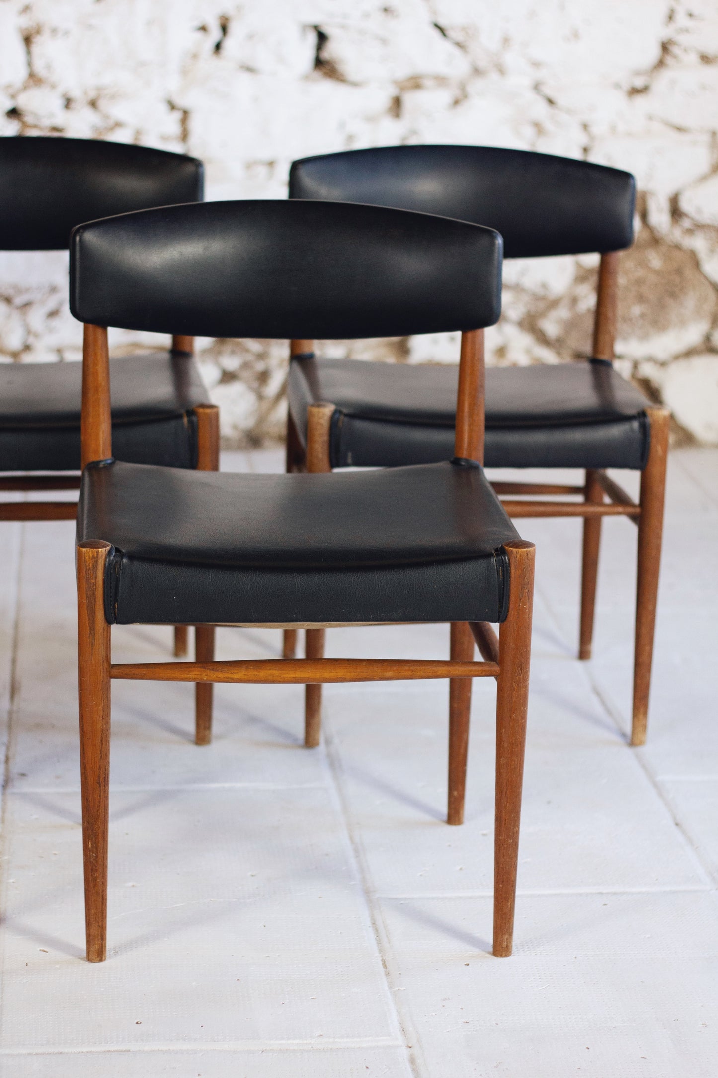 Ensemble de 5 chaises scandinaves en teck et skaï, 1960