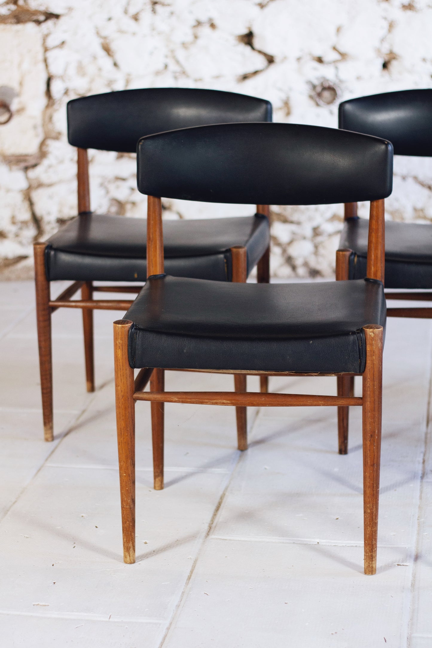 Ensemble de 5 chaises scandinaves en teck et skaï, 1960
