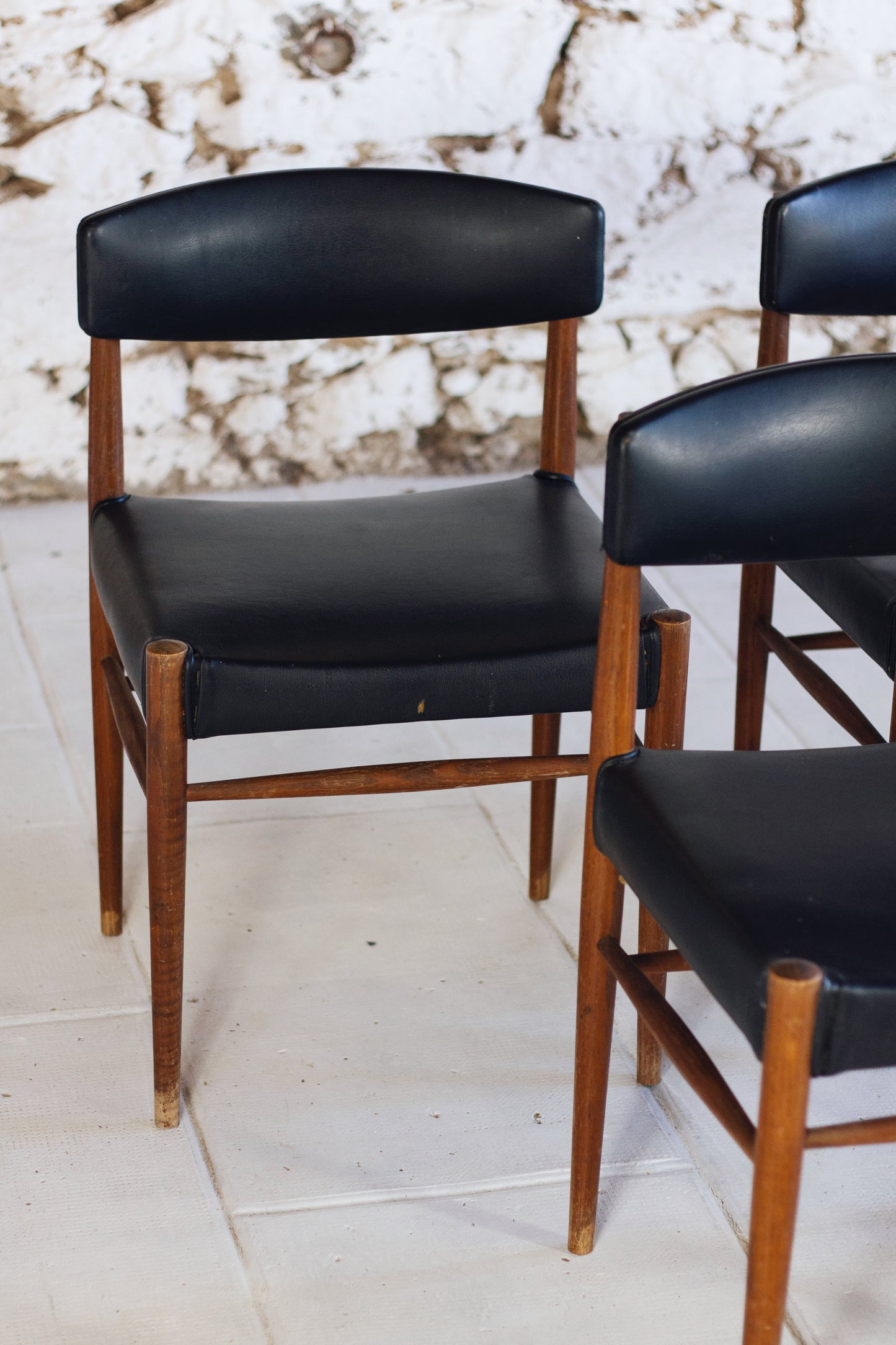 Ensemble de 5 chaises scandinaves en teck et skaï, 1960