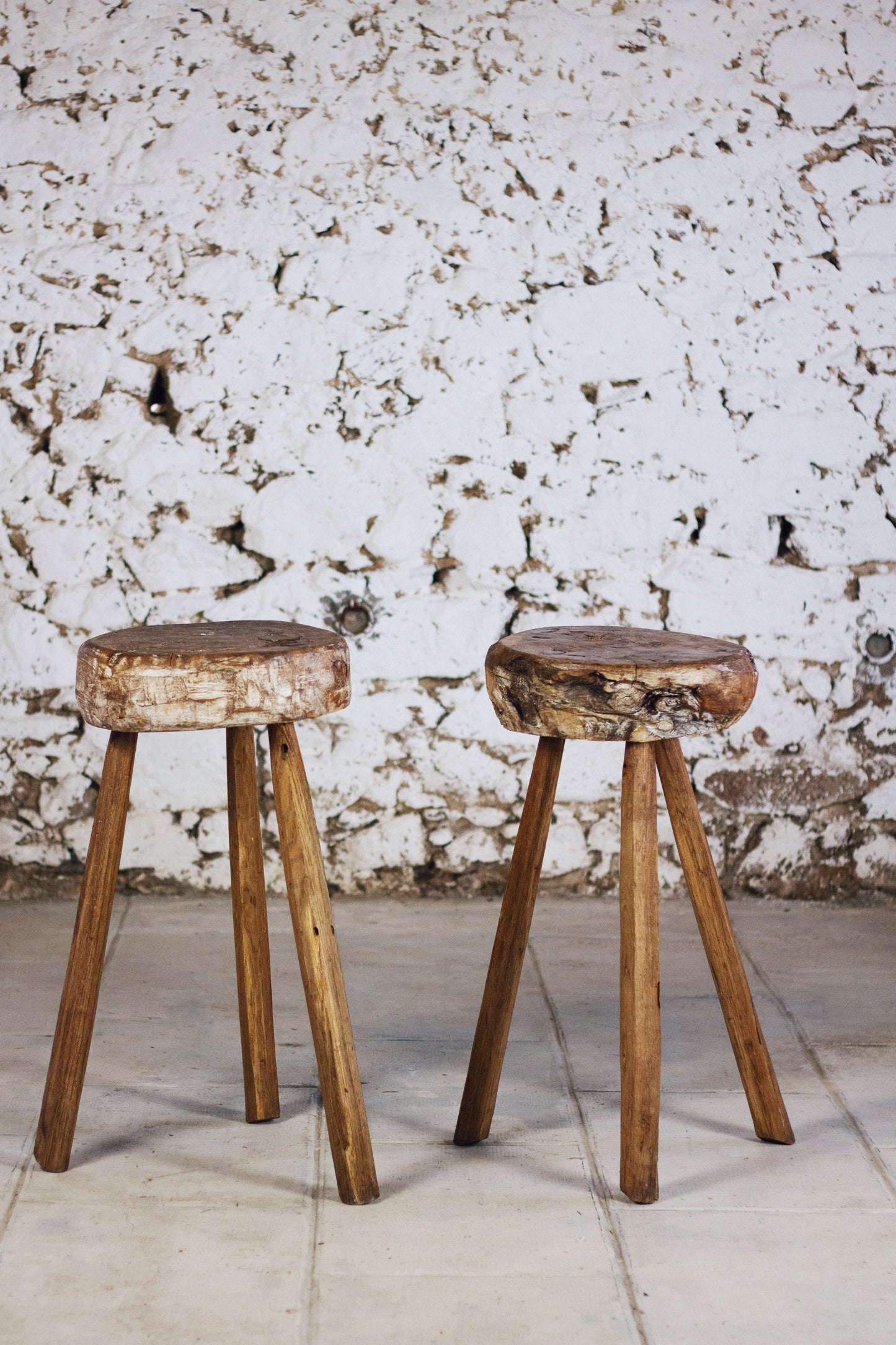 Paire de tabourets de bar style brutaliste en orme massif