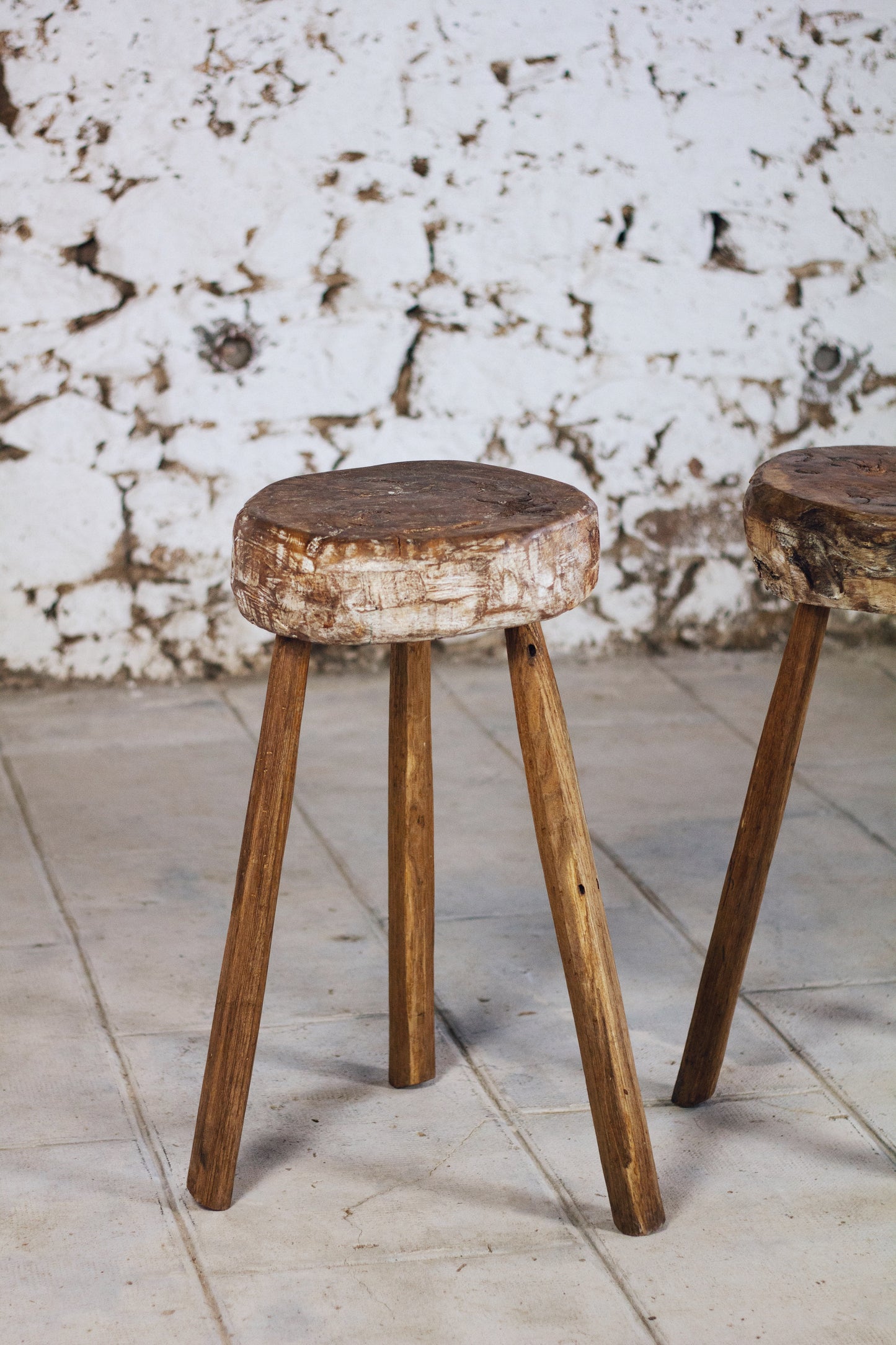 Paire de tabourets de bar style brutaliste en orme massif