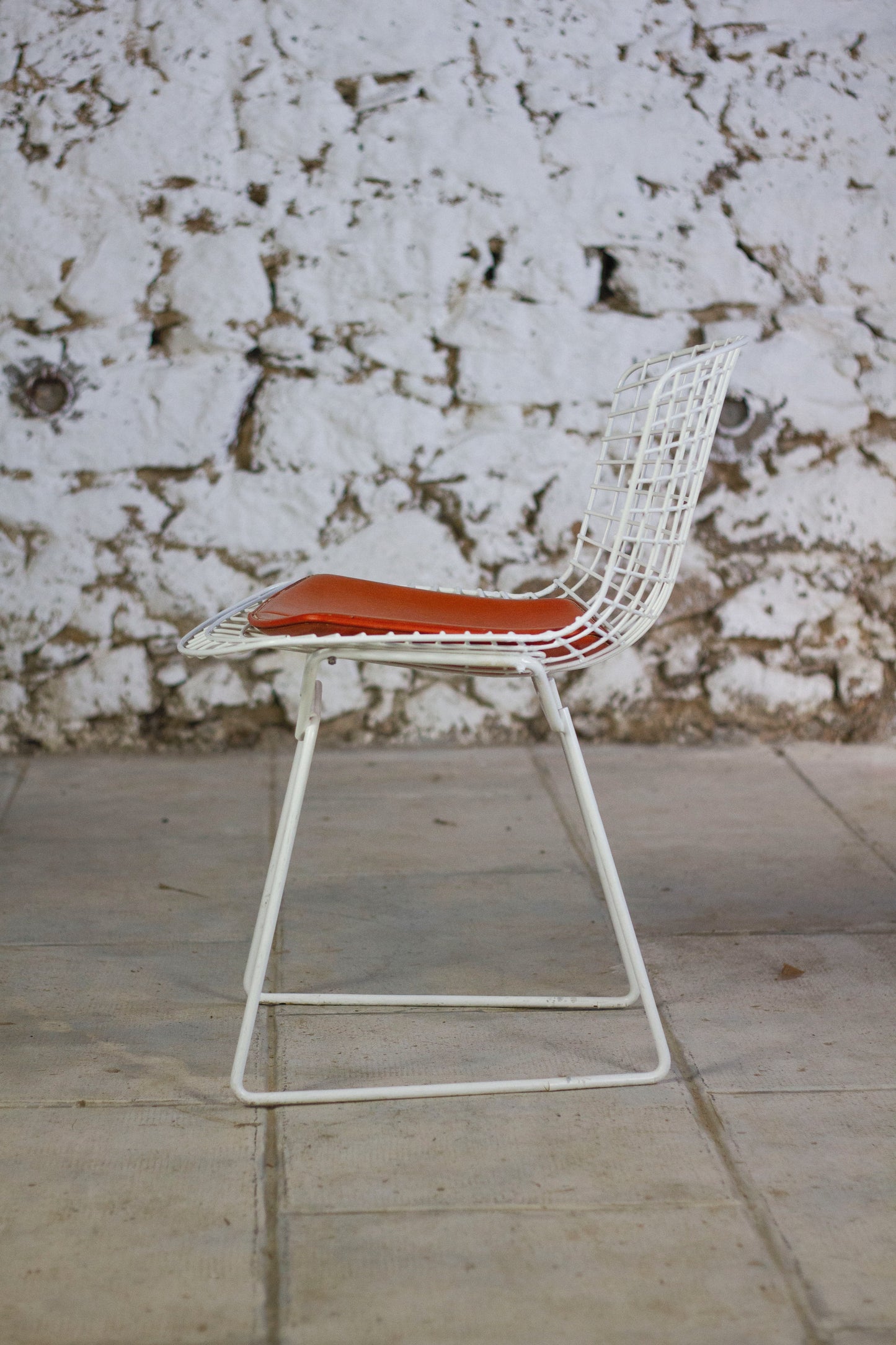 Chaise Wire blanche par Harry Bertoia