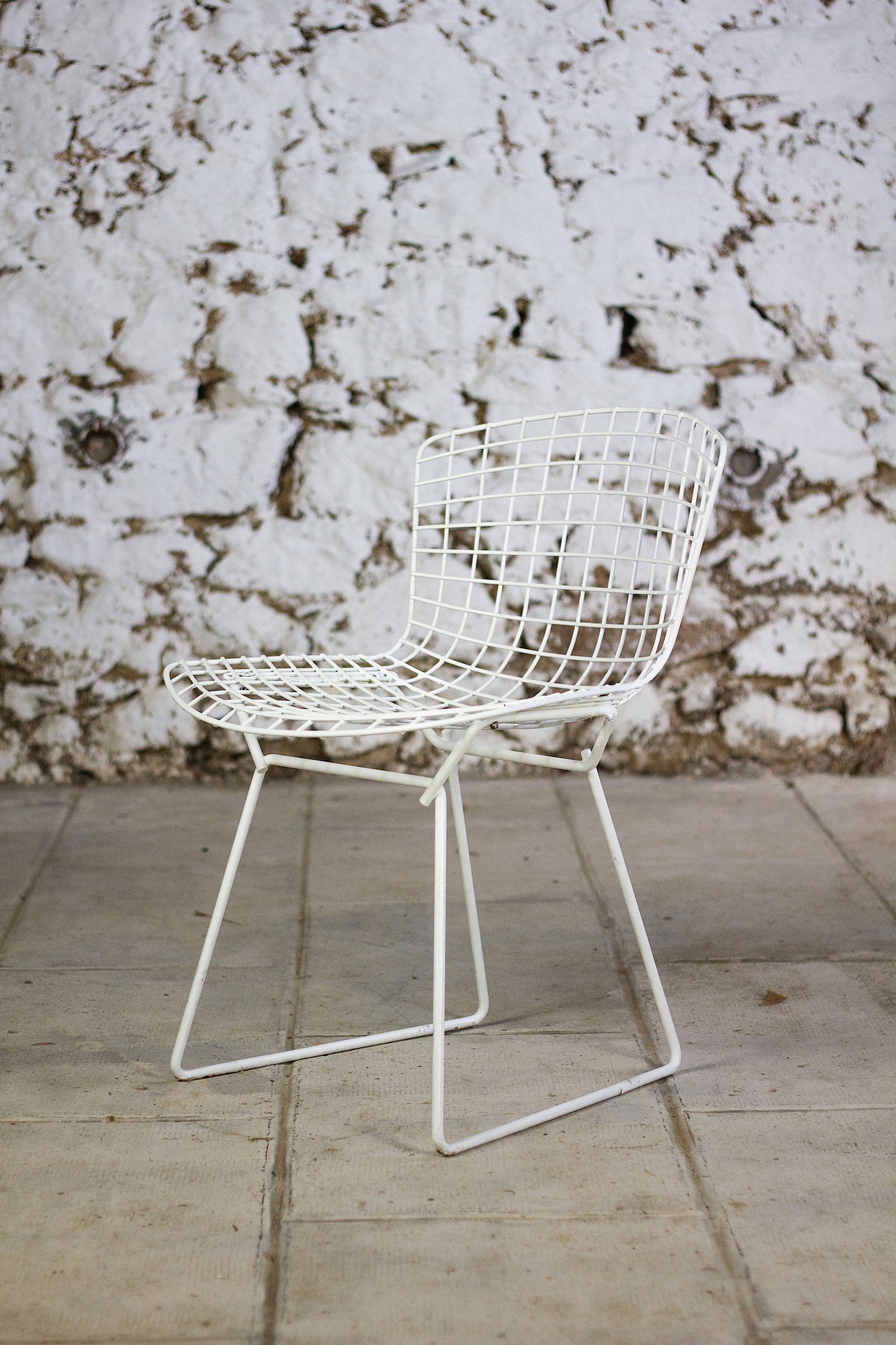 Chaise Wire blanche par Harry Bertoia