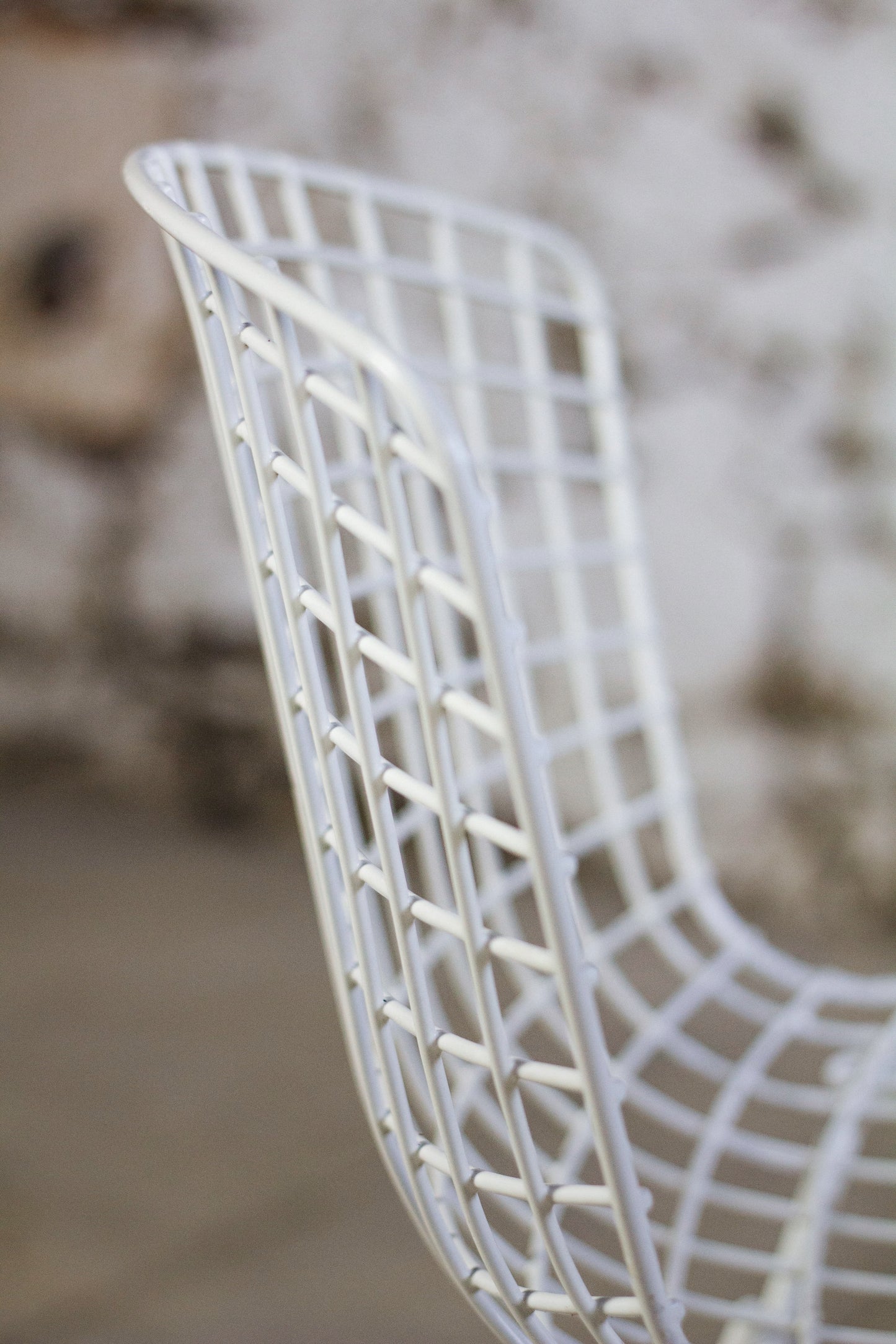 Chaise Wire blanche par Harry Bertoia