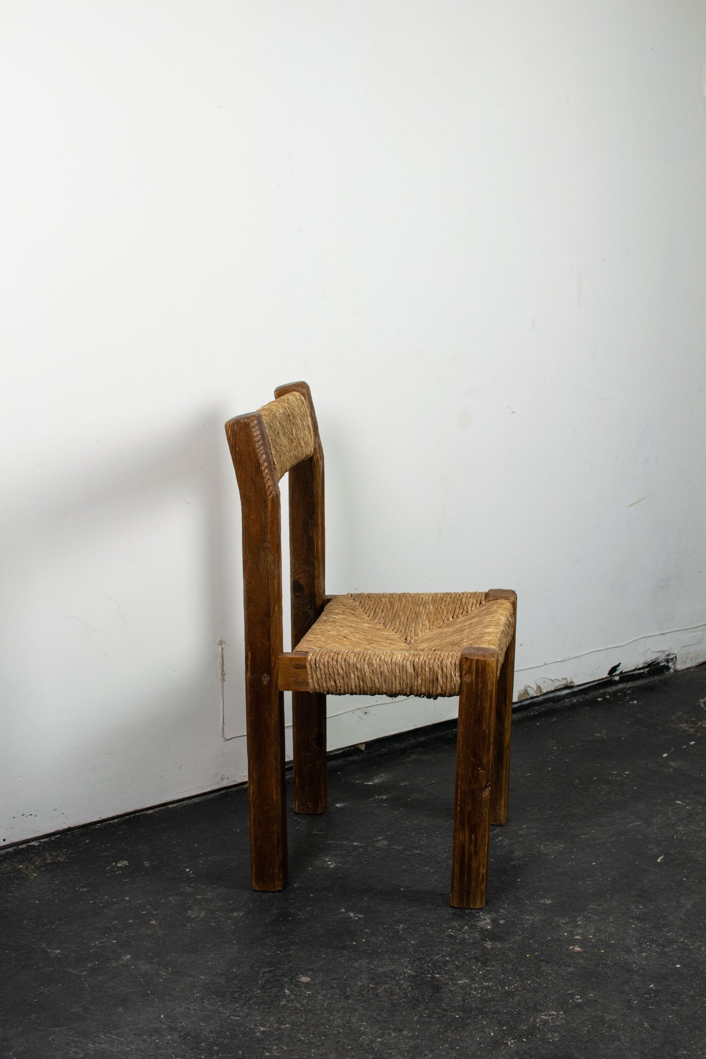 Chaise brutaliste paille et pin, 1950