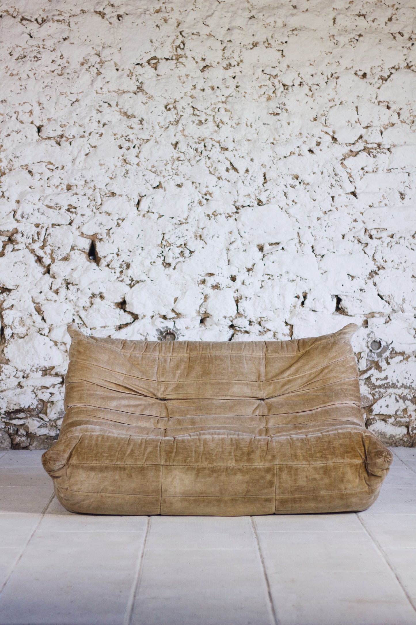 Canapé Togo 2 places en velours beige par Michel Ducaroy, LIGNE ROSET, 1973