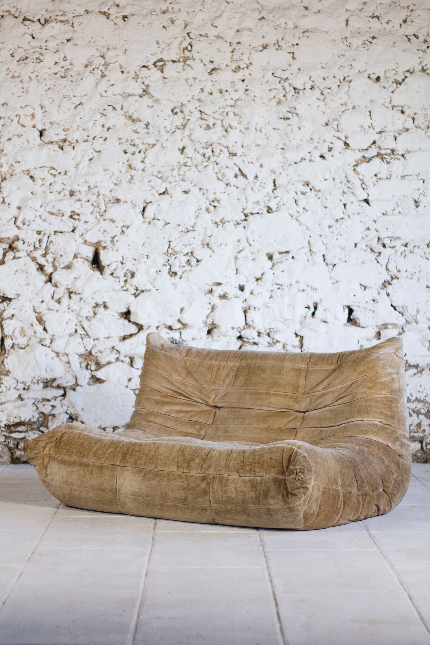 Canapé Togo 2 places en velours beige par Michel Ducaroy, LIGNE ROSET, 1973