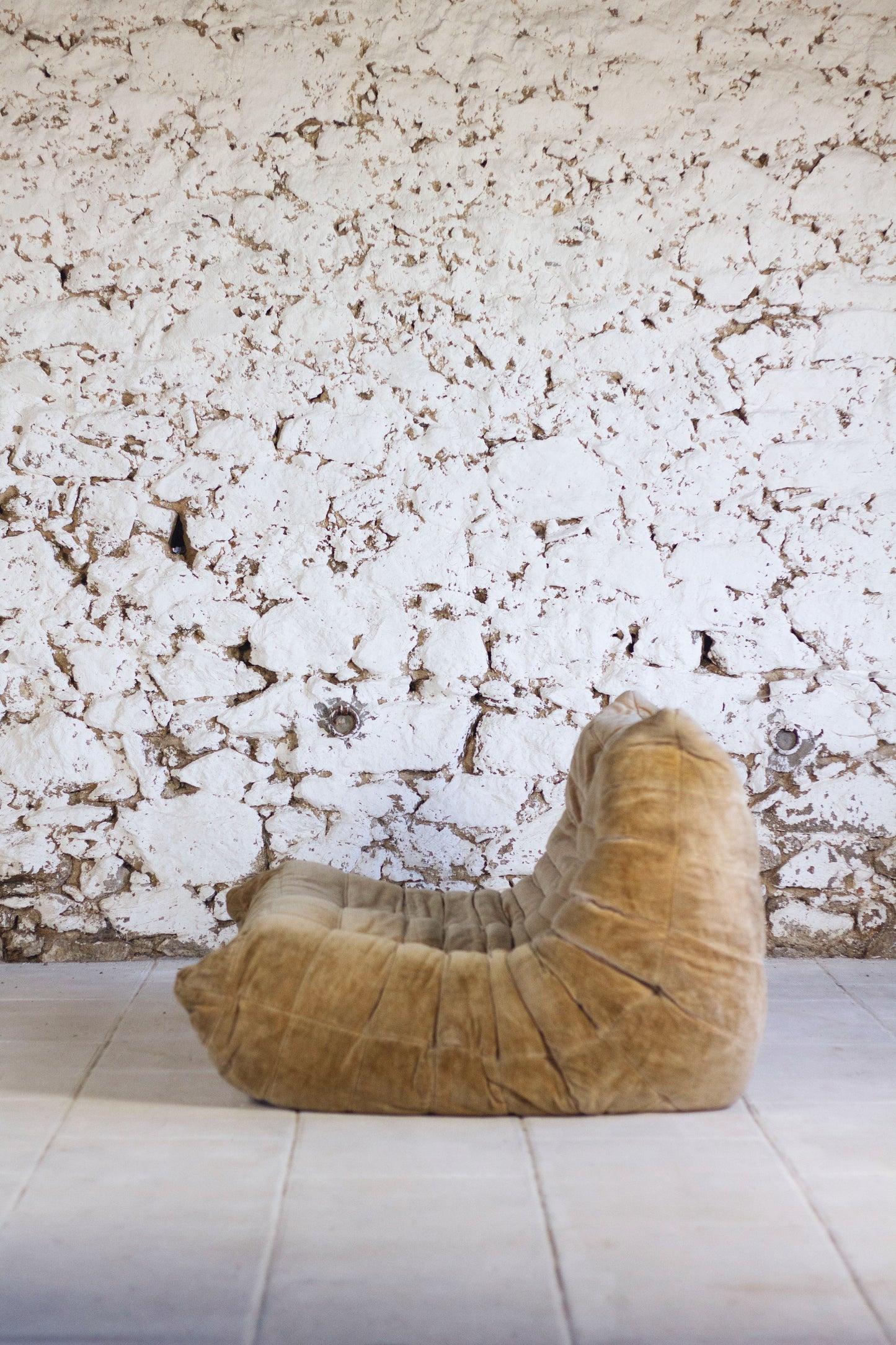 Canapé Togo 2 places en velours beige par Michel Ducaroy, LIGNE ROSET, 1973