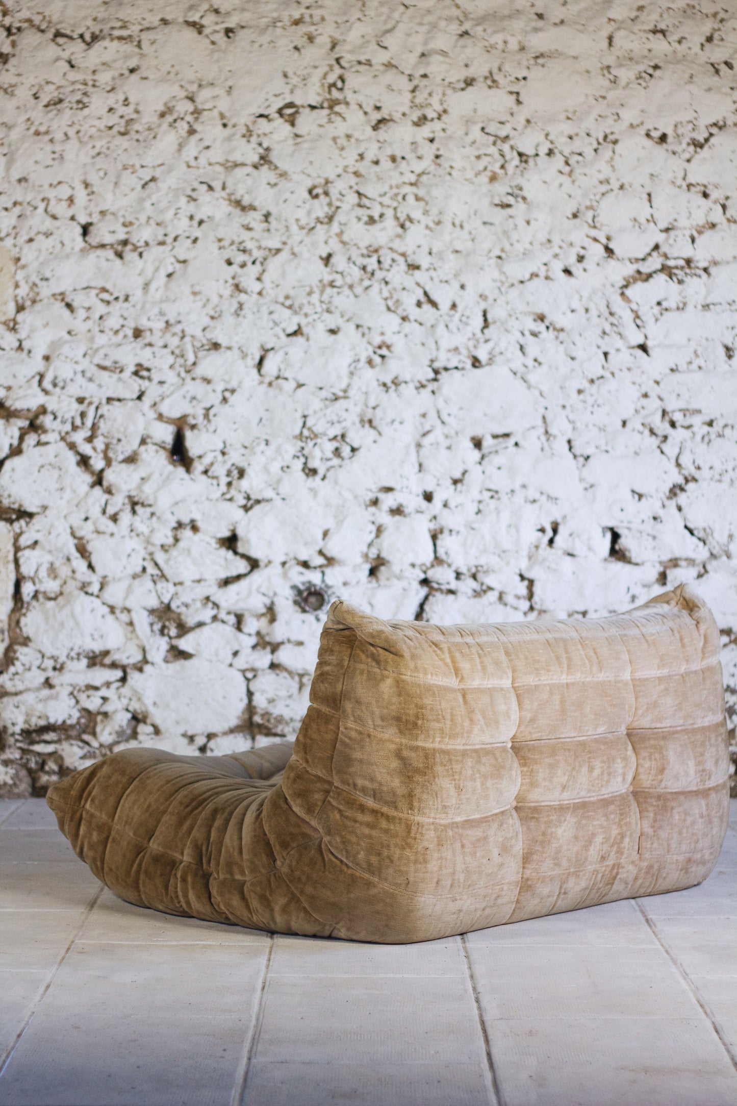 Canapé Togo 2 places en velours beige par Michel Ducaroy, LIGNE ROSET, 1973