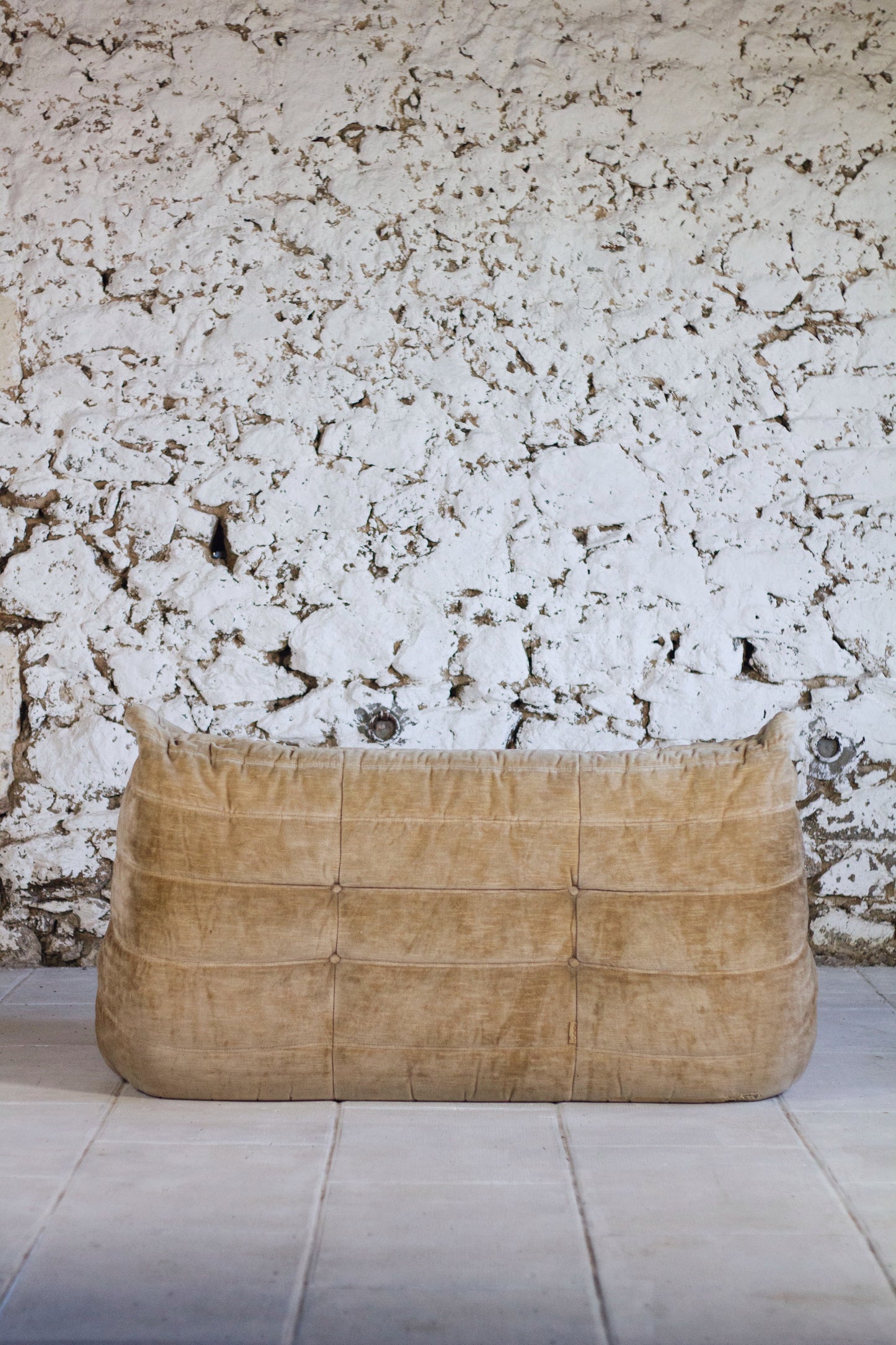 Canapé Togo 2 places en velours beige par Michel Ducaroy, LIGNE ROSET, 1973