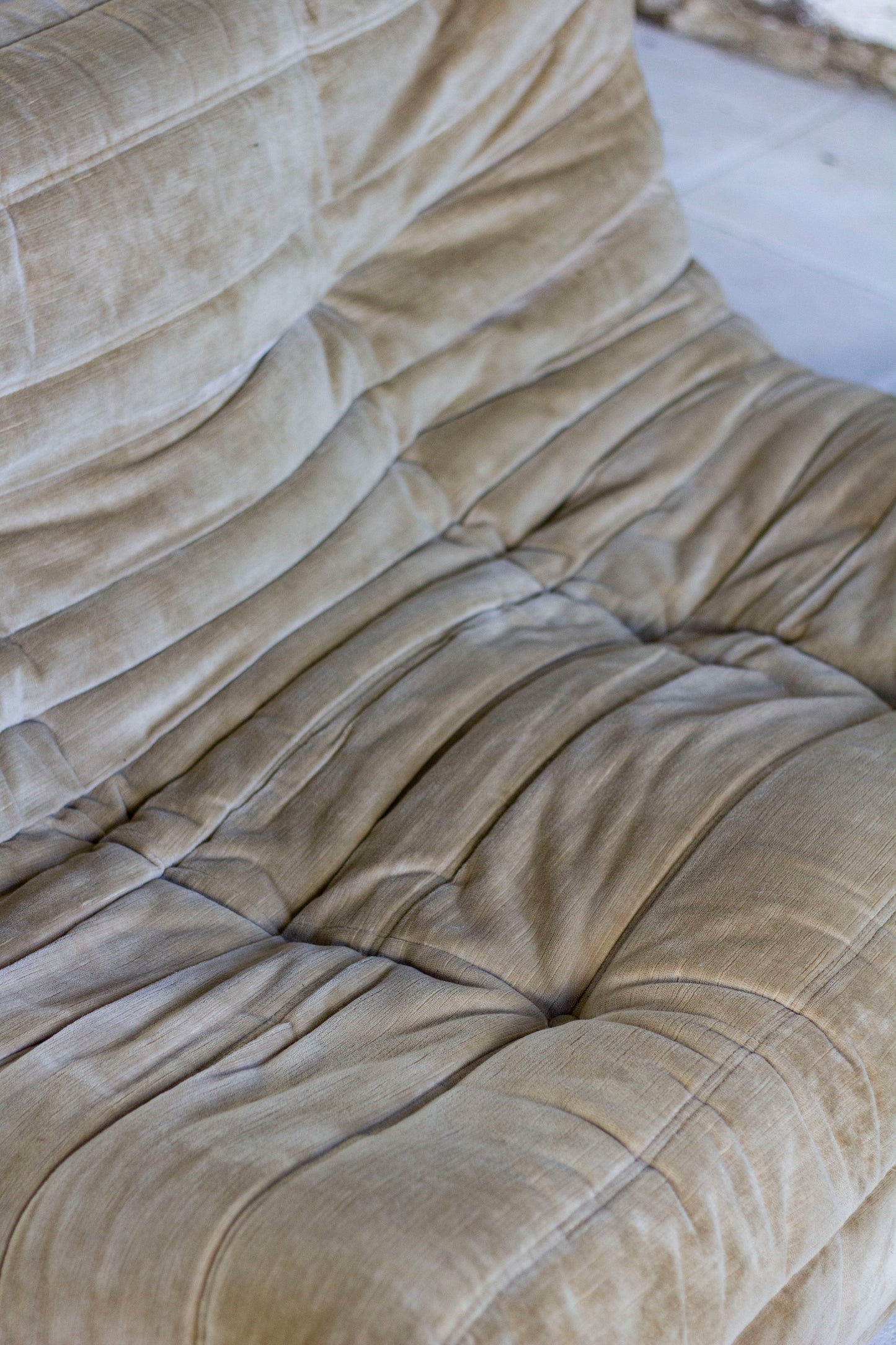 Canapé Togo 2 places en velours beige par Michel Ducaroy, LIGNE ROSET, 1973