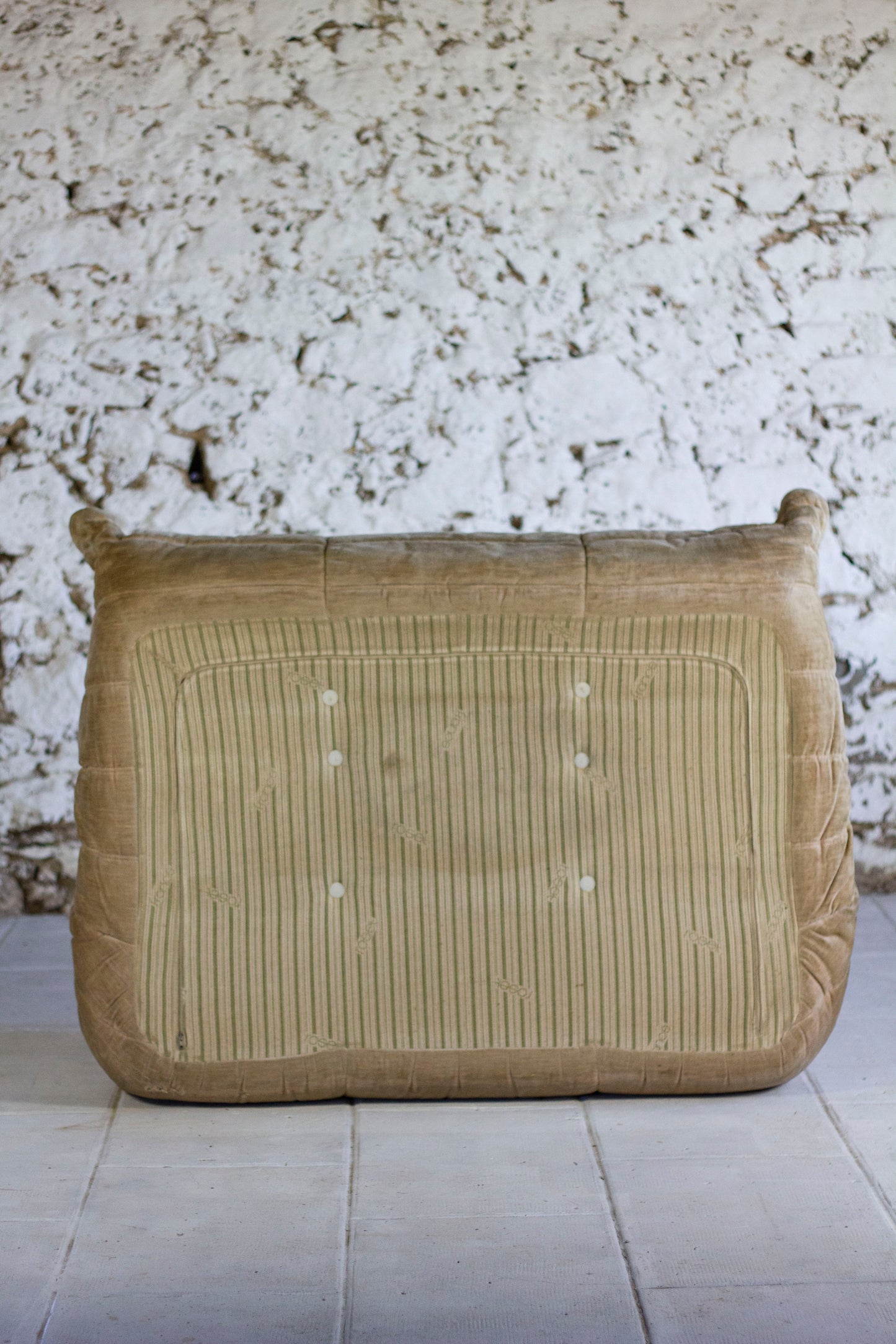 Canapé Togo 2 places en velours beige par Michel Ducaroy, LIGNE ROSET, 1973