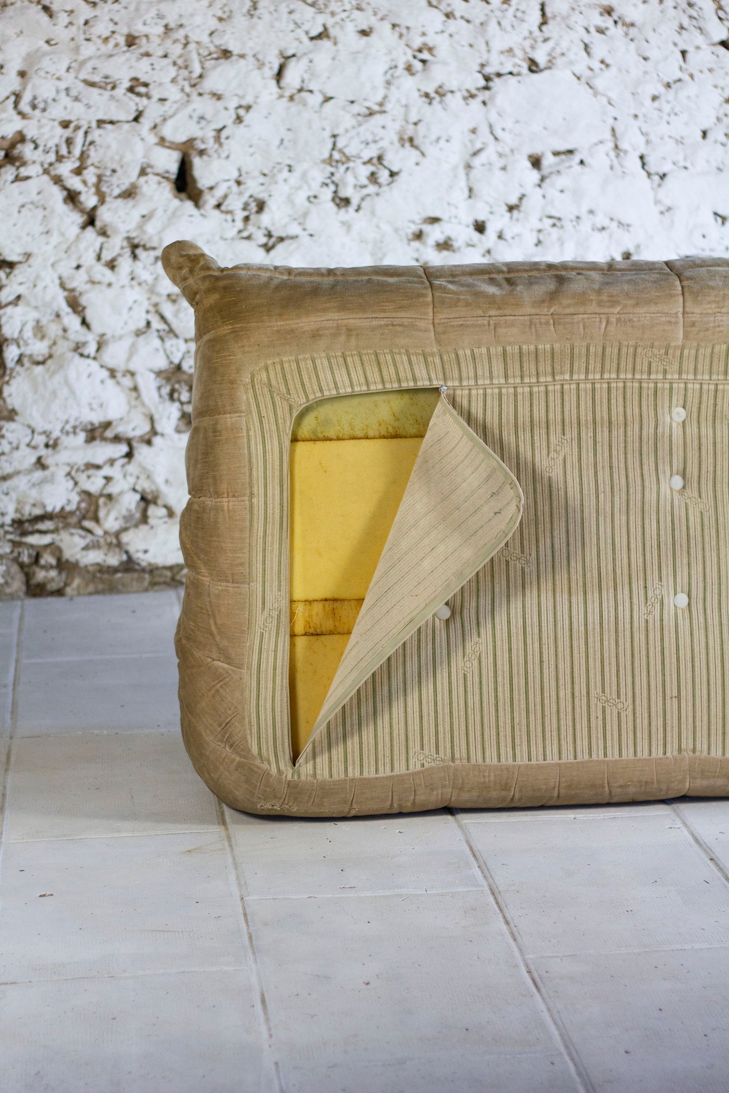 Canapé Togo 2 places en velours beige par Michel Ducaroy, LIGNE ROSET, 1973