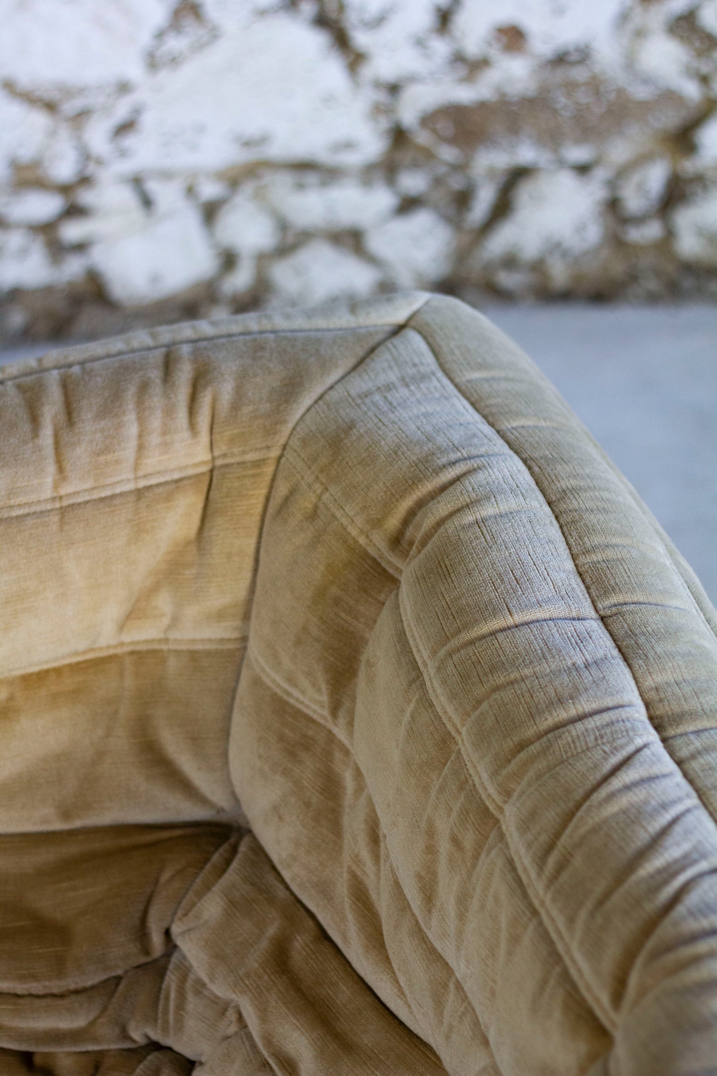 Chauffeuse d'angle Togo velours beige par Michel Ducaroy pour Ligne Roset