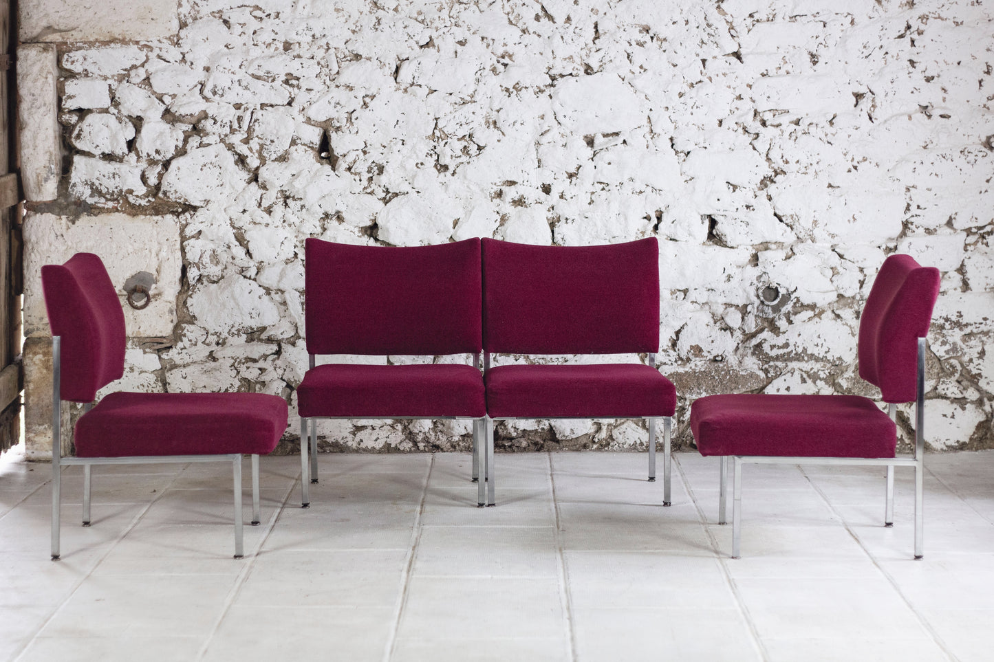 Lot de 4 chauffeuses de style moderniste bordeaux, 1970