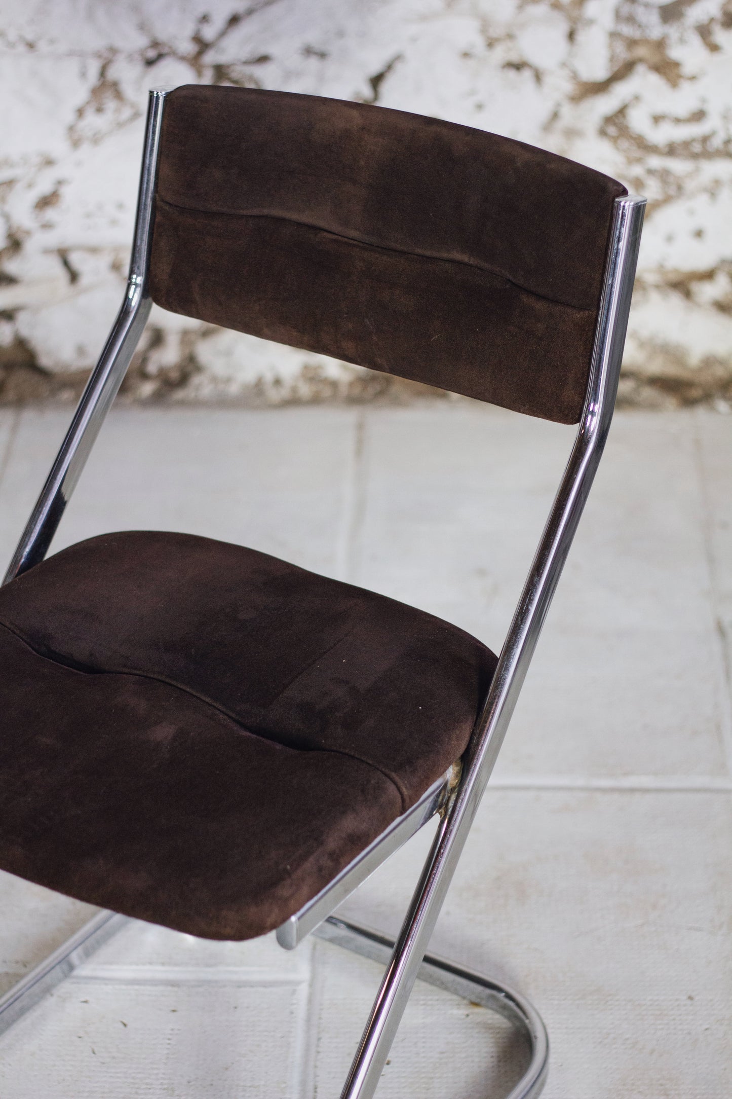 5 chaises tubulaires en daim et chrome Roche Bobois, 1970