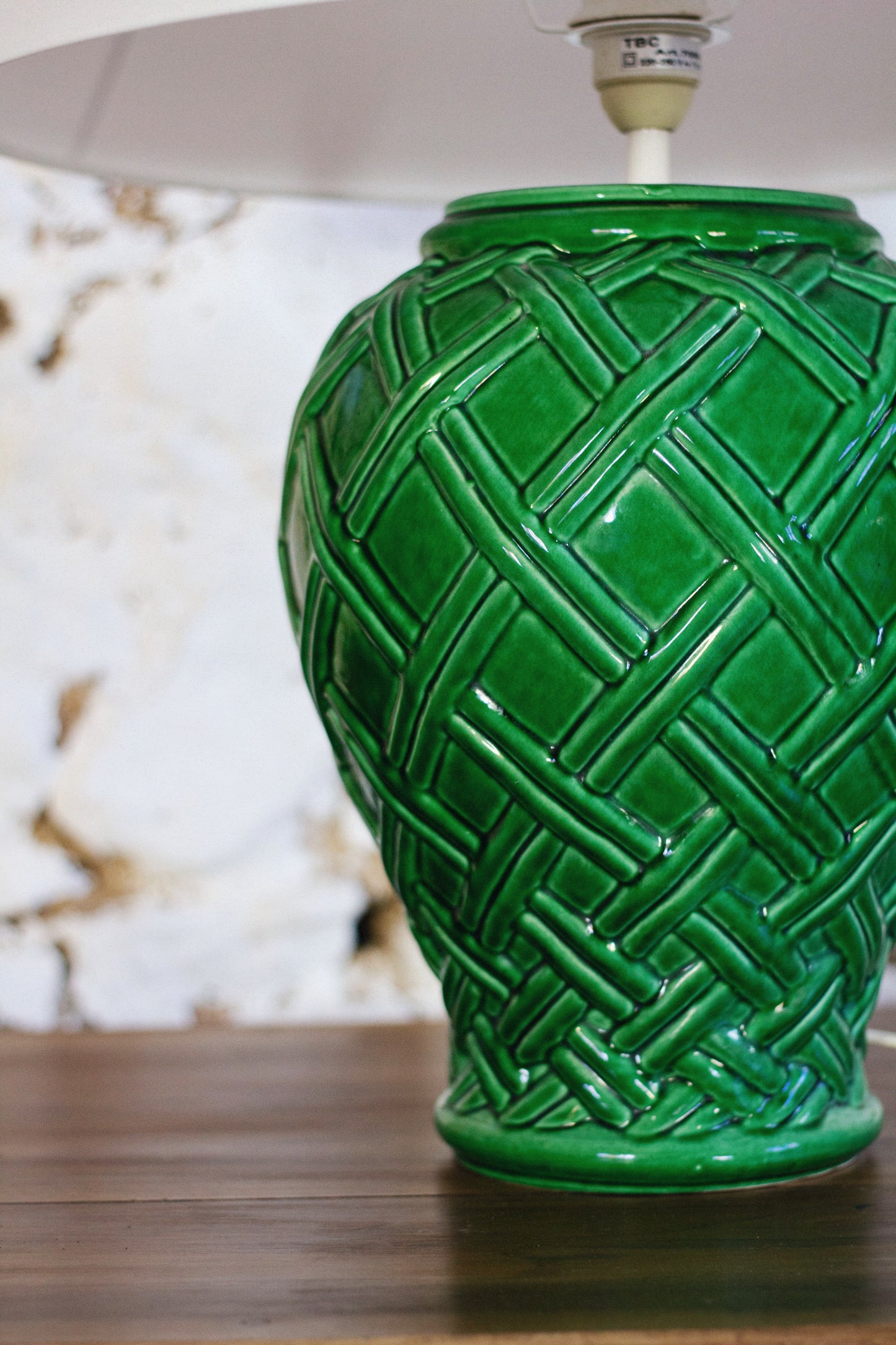Lampe en faïence verte tressée