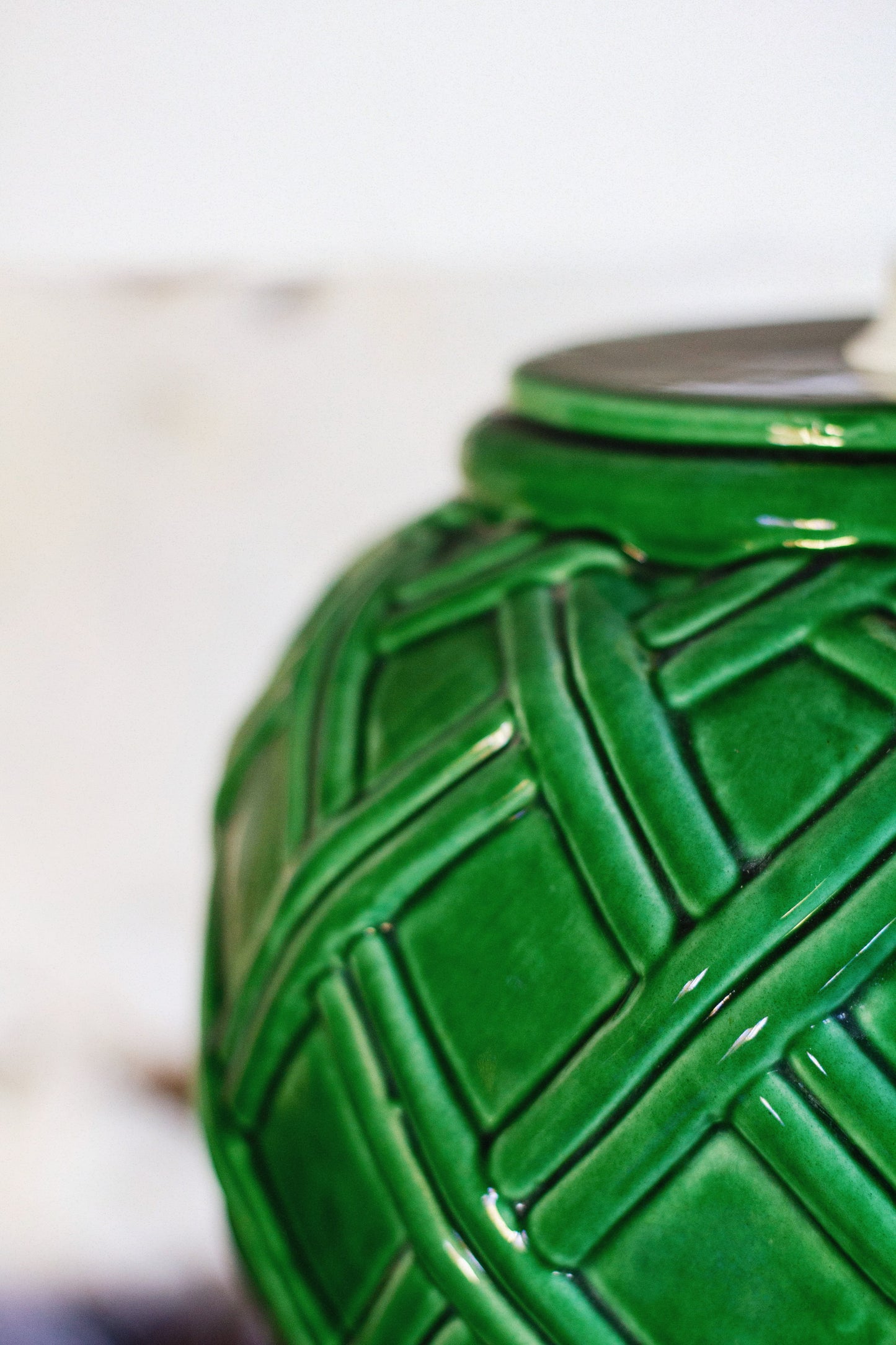 Lampe en faïence verte tressée