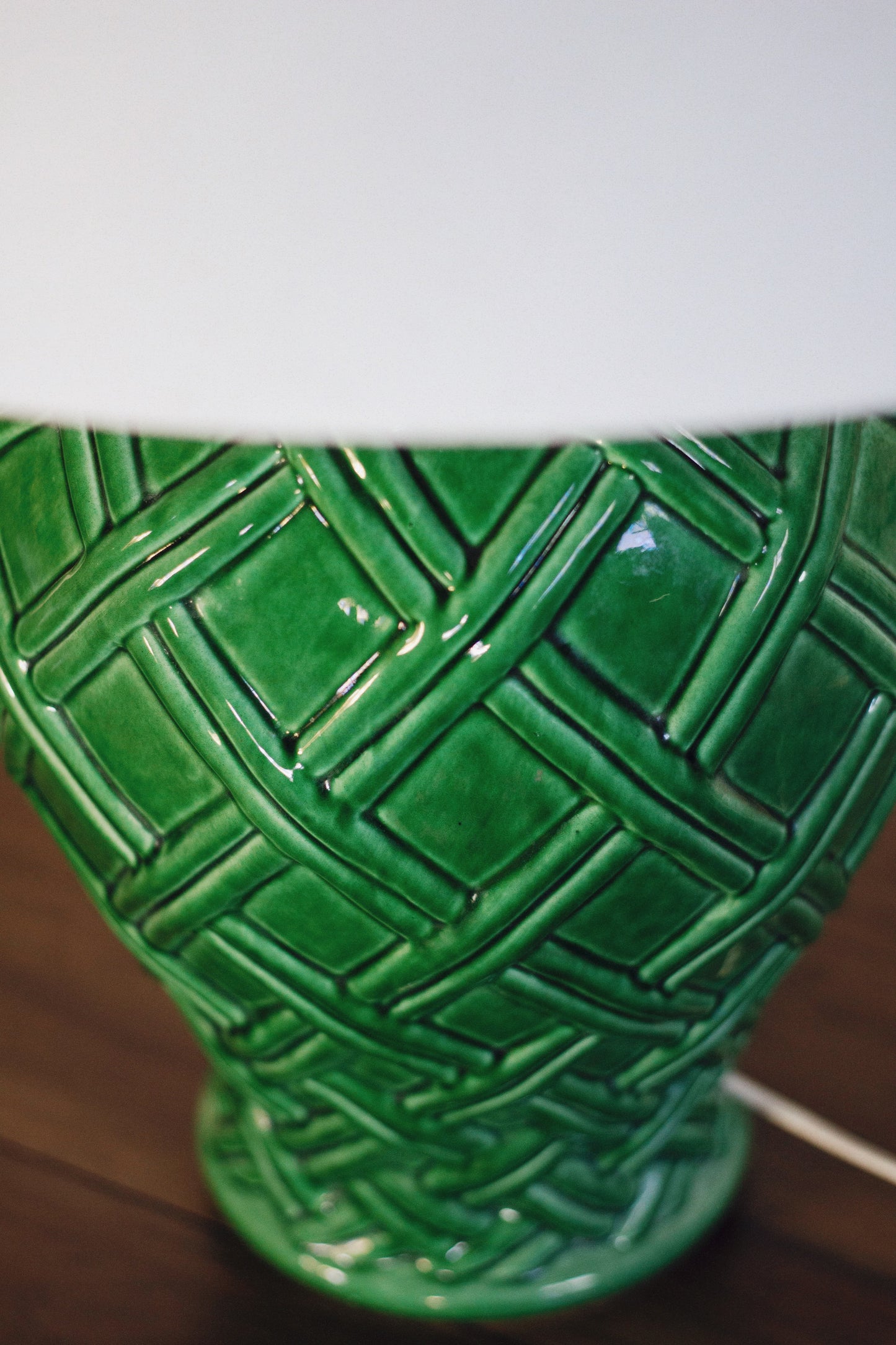 Lampe en faïence verte tressée