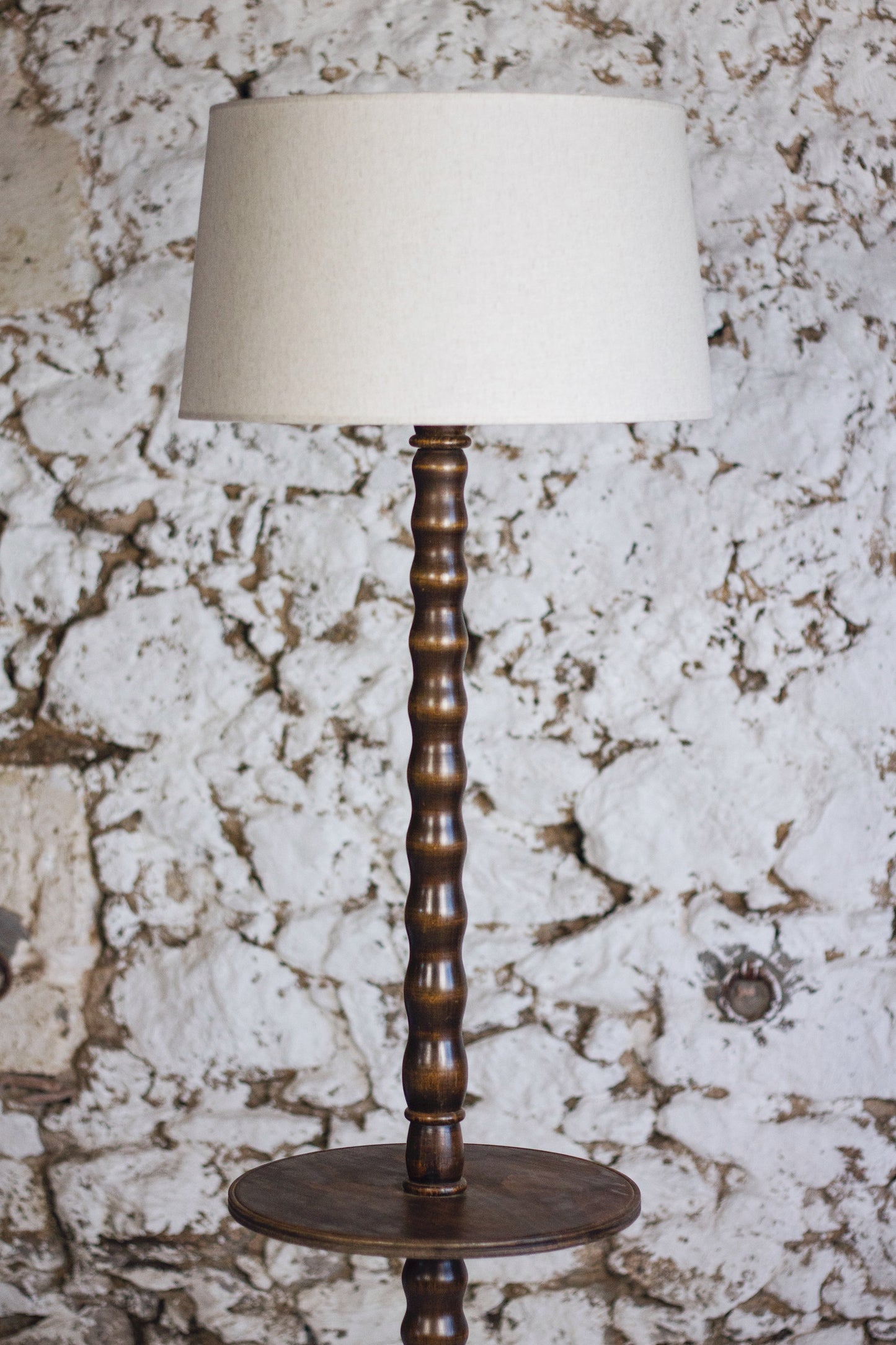 Lampadaire néo-rustique en bois tourné, 1950