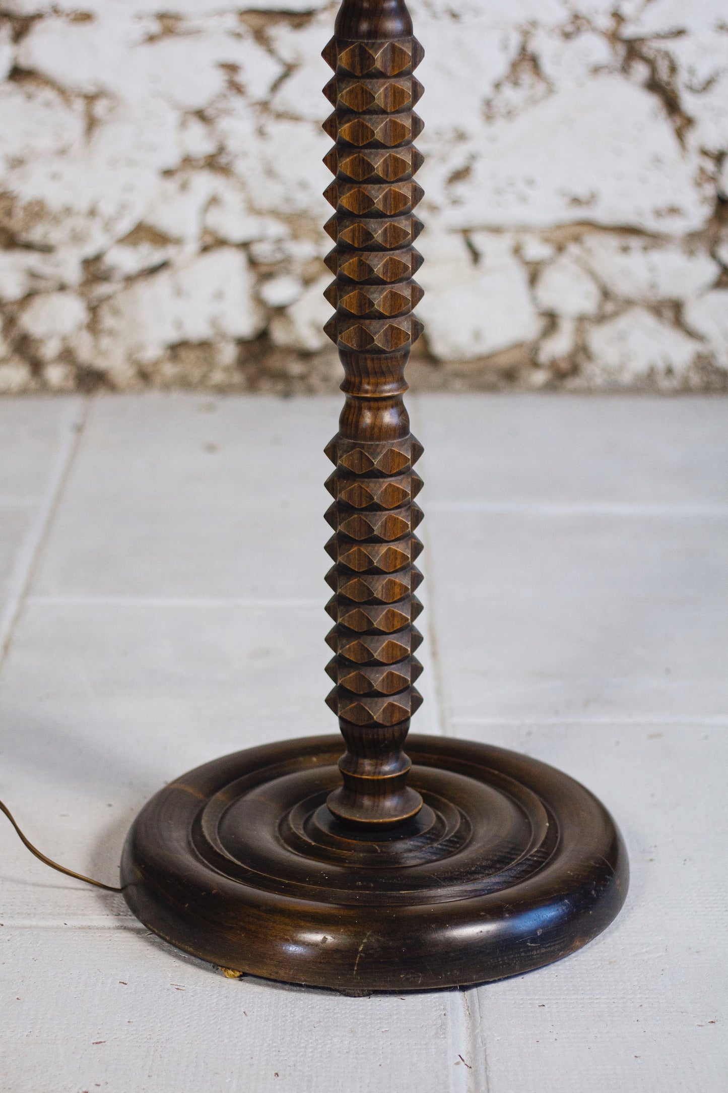 Lampadaire art déco en bois style Charles Dudouyt