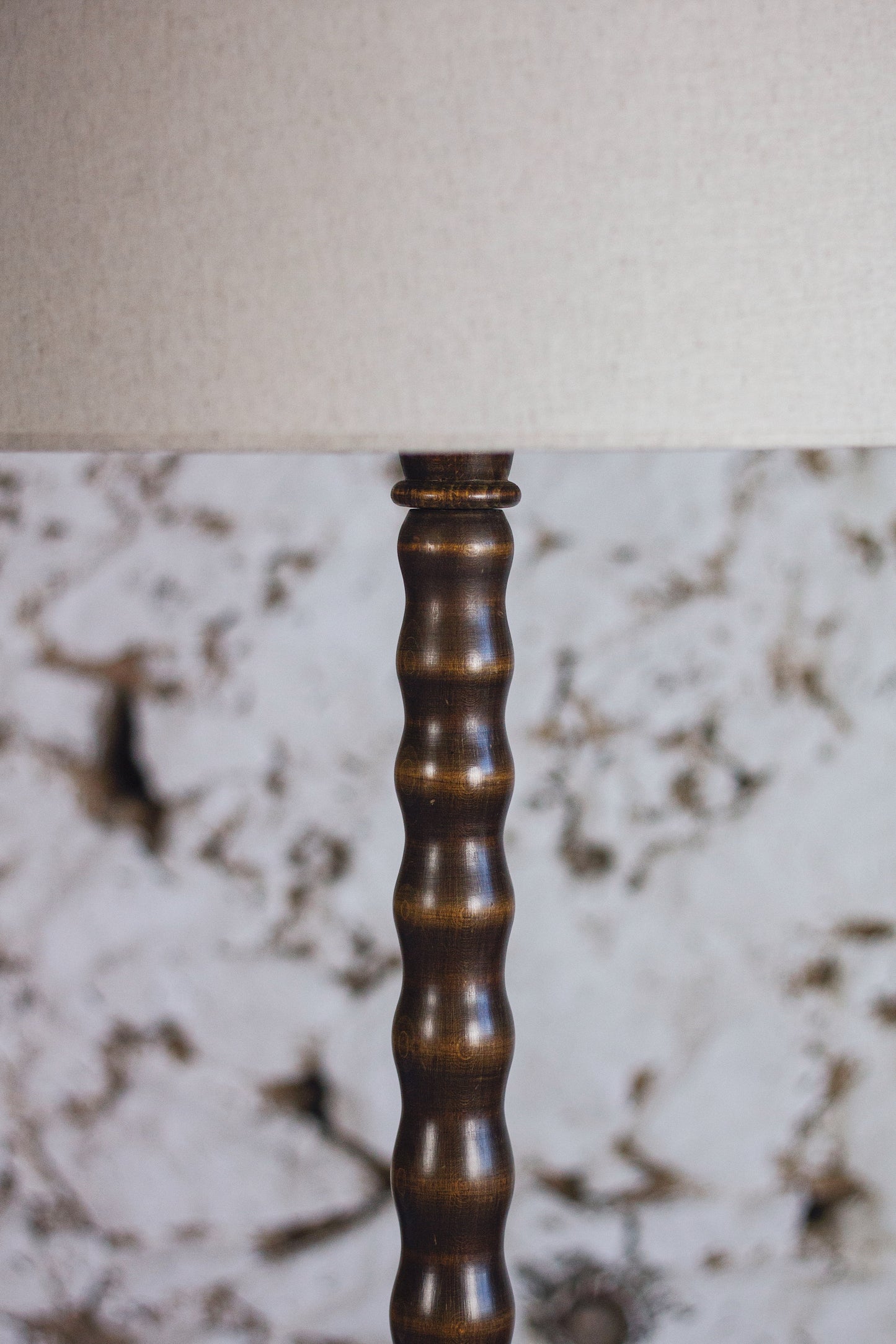Lampadaire néo-rustique en bois tourné, 1950