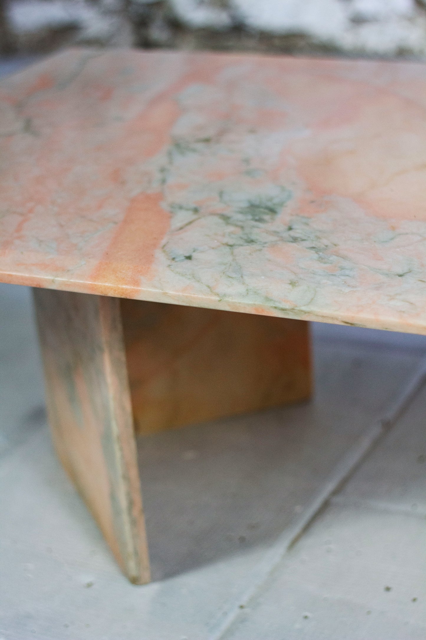 Table basse en marbre rose, 1970