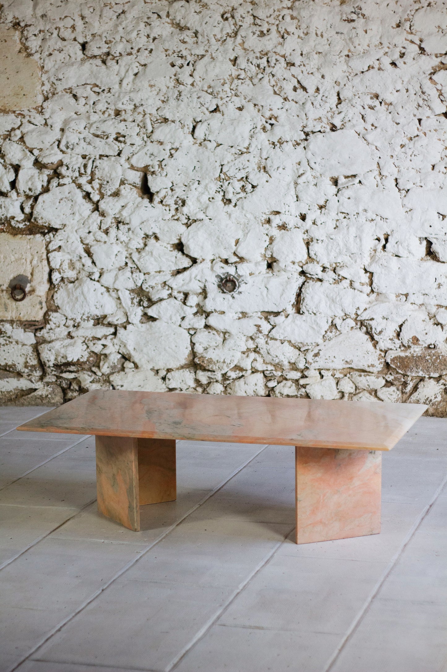 Table basse en marbre rose, 1970