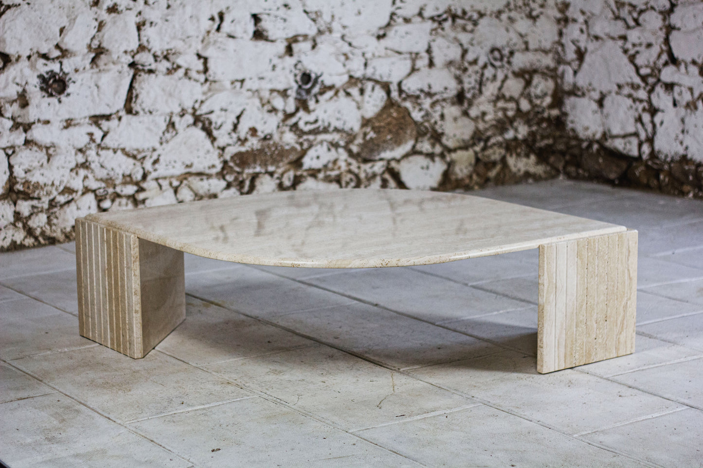 Table basse en travertin "Oeil" ou "goutte" par Roche Bobois, 1980