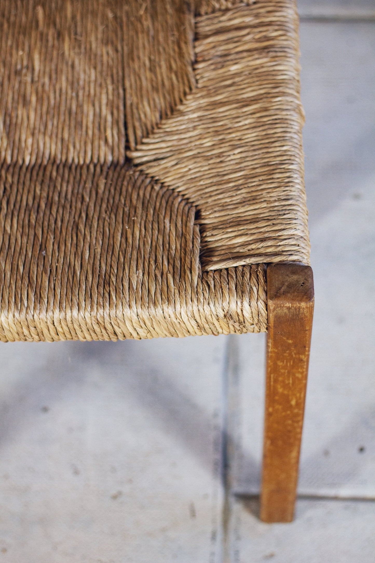 4 chaises en paille "Week-end" par Pierre Gauthier Delaye, 1950