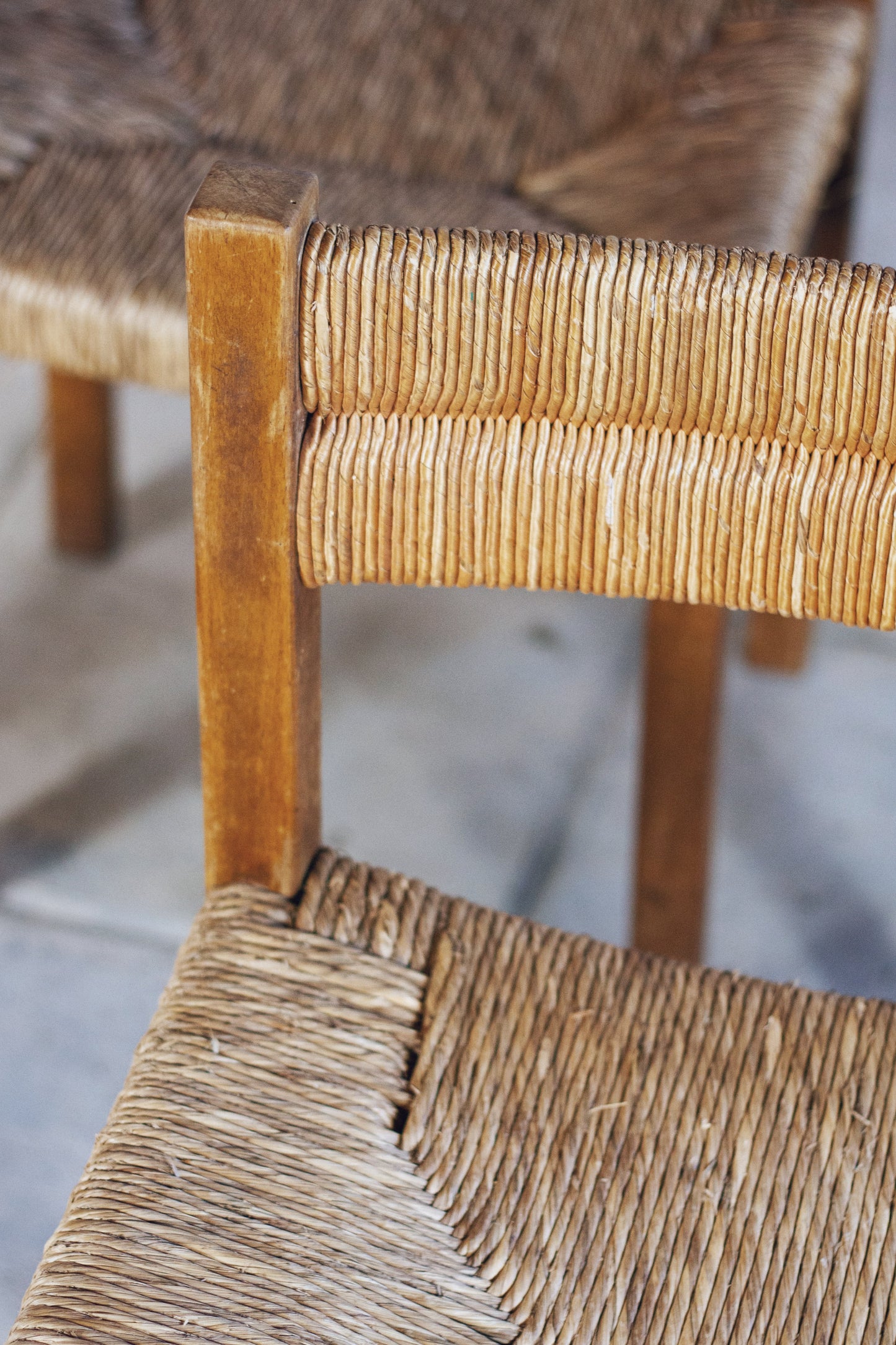 4 chaises en paille "Week-end" par Pierre Gauthier Delaye, 1950