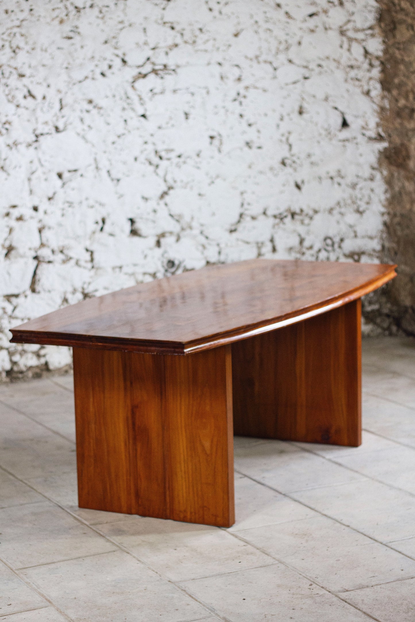 Grande table en orme massif dans le style de Pierre Chapo ou Maison Regain, 1970