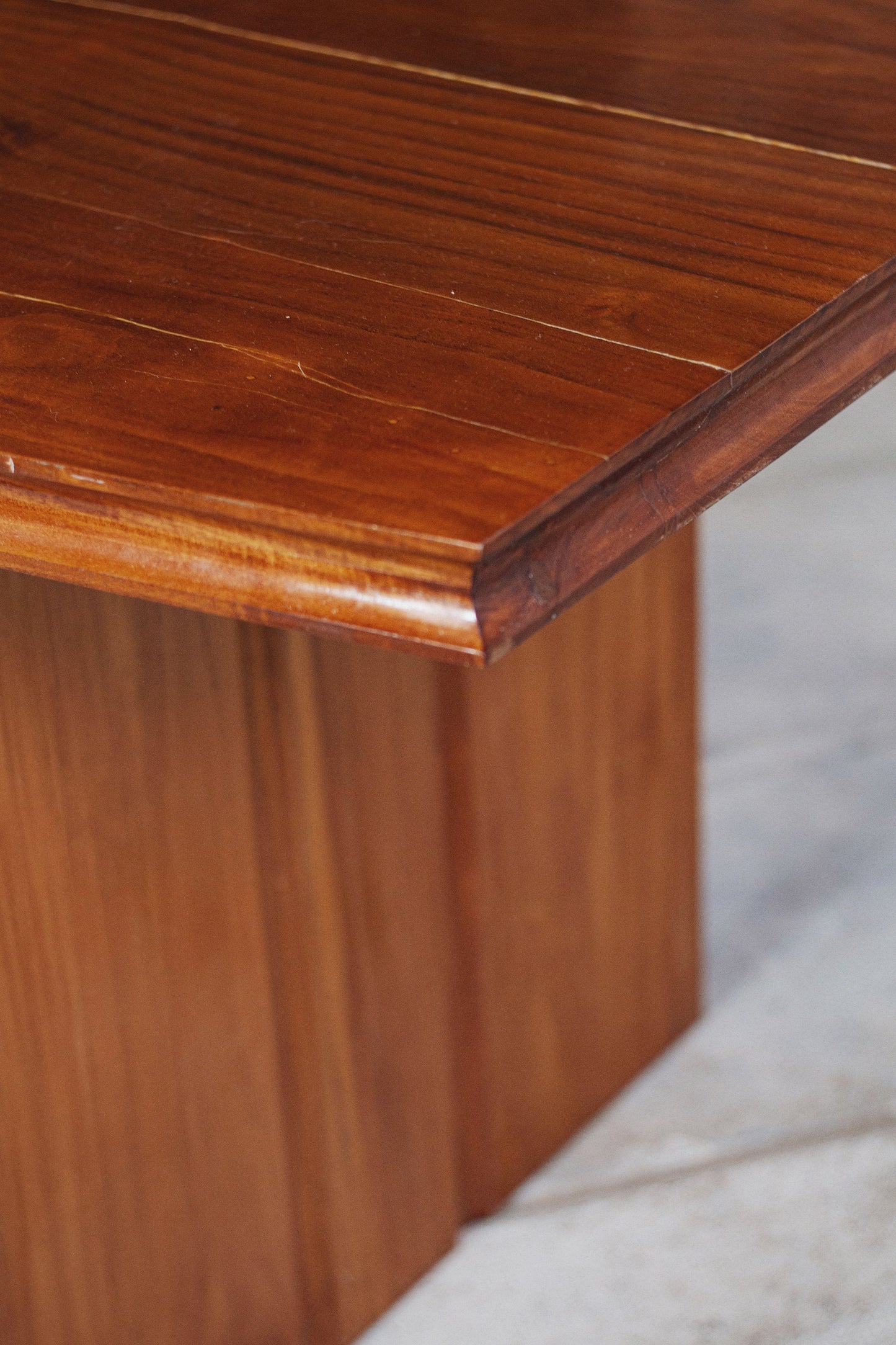 Grande table en orme massif dans le style de Pierre Chapo ou Maison Regain, 1970