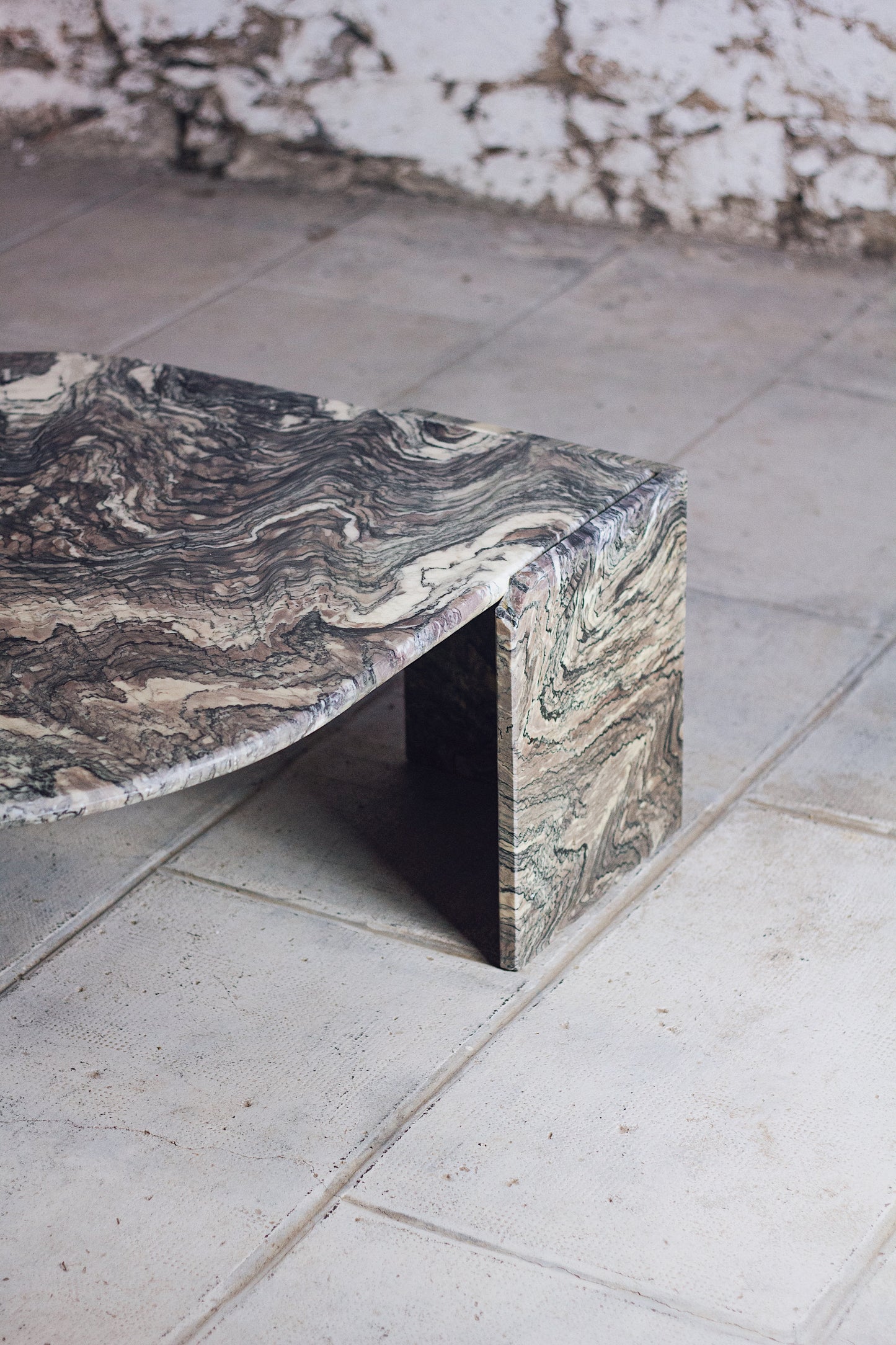 Table basse en marbre forme oeil par Roche Bobois, 1970