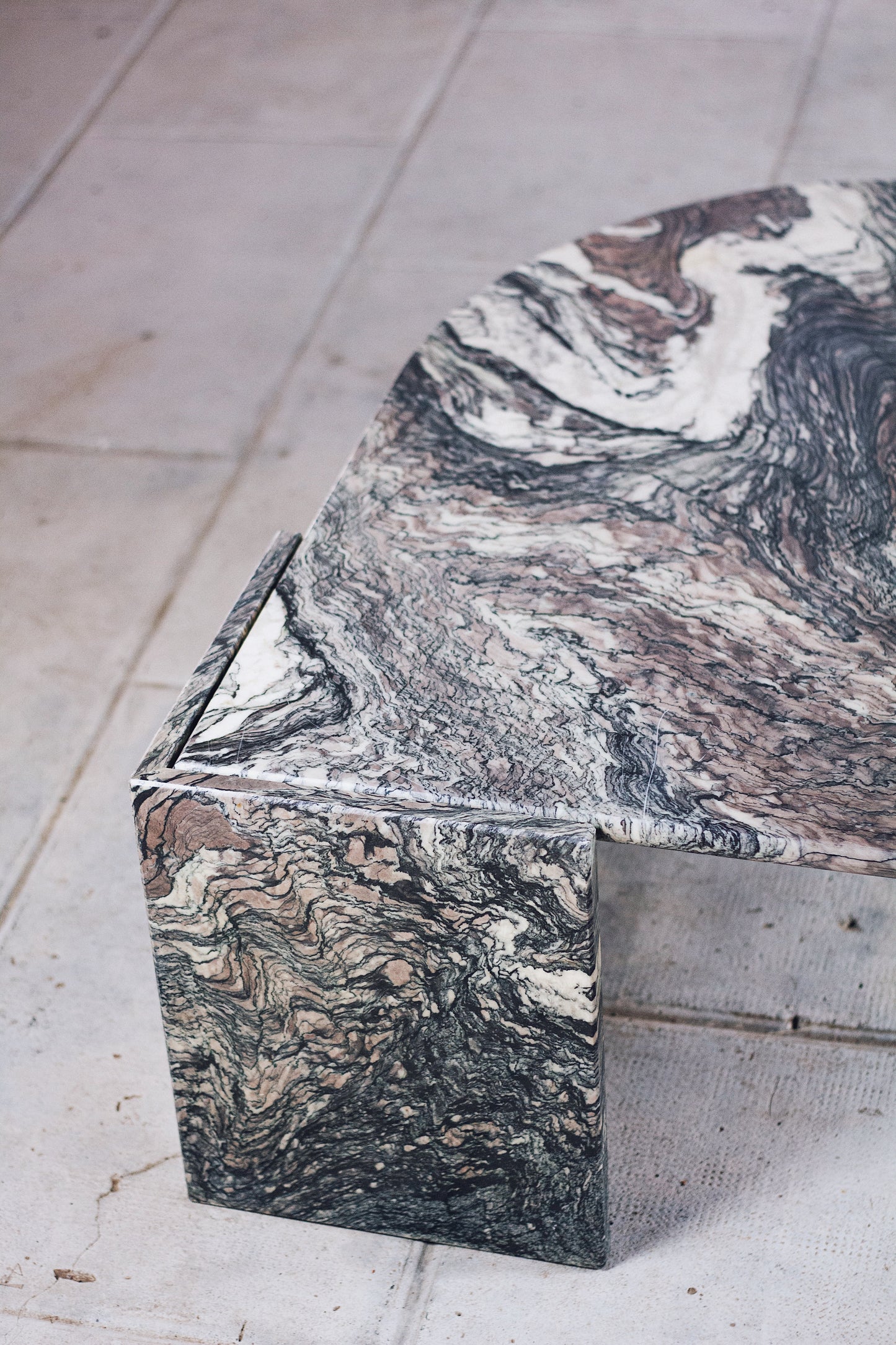Table basse en marbre forme oeil par Roche Bobois, 1970