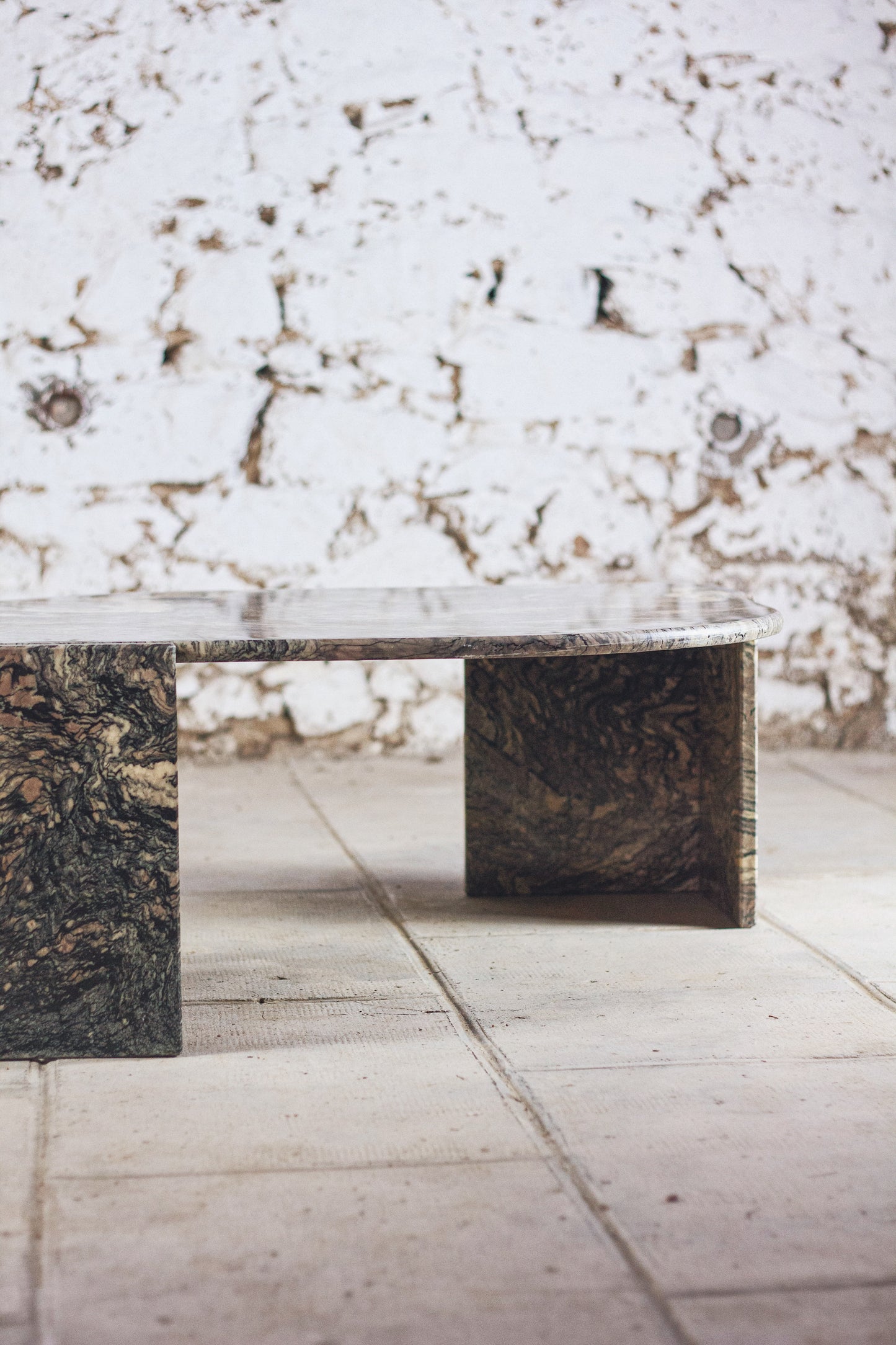 Table basse en marbre forme oeil par Roche Bobois, 1970