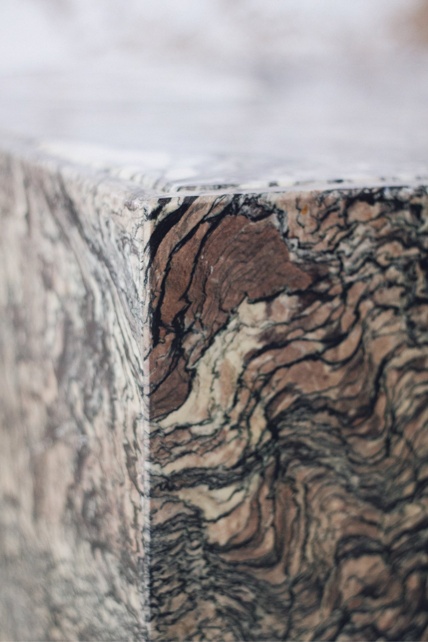 Table basse en marbre forme oeil par Roche Bobois, 1970