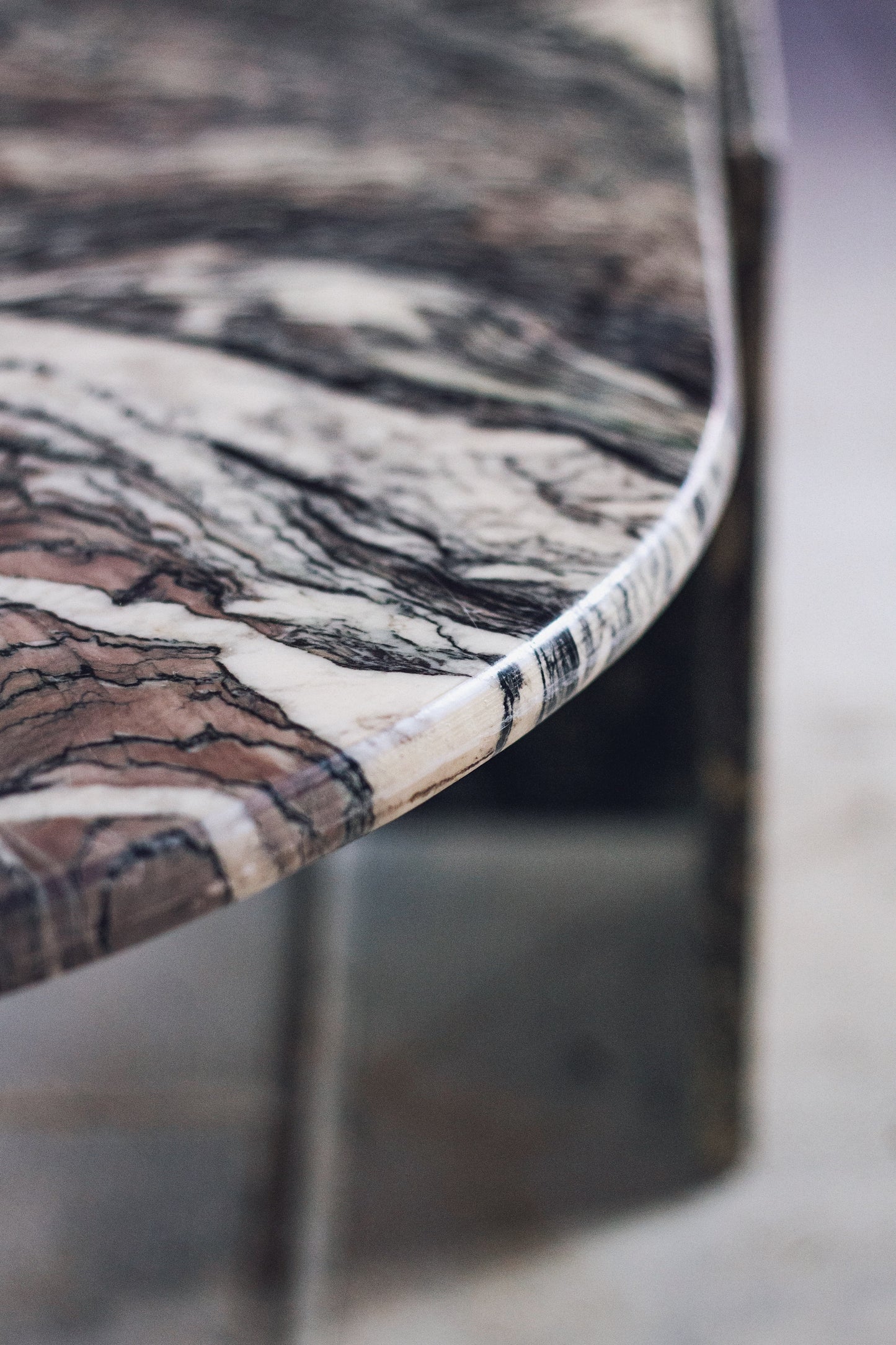 Table basse en marbre forme oeil par Roche Bobois, 1970