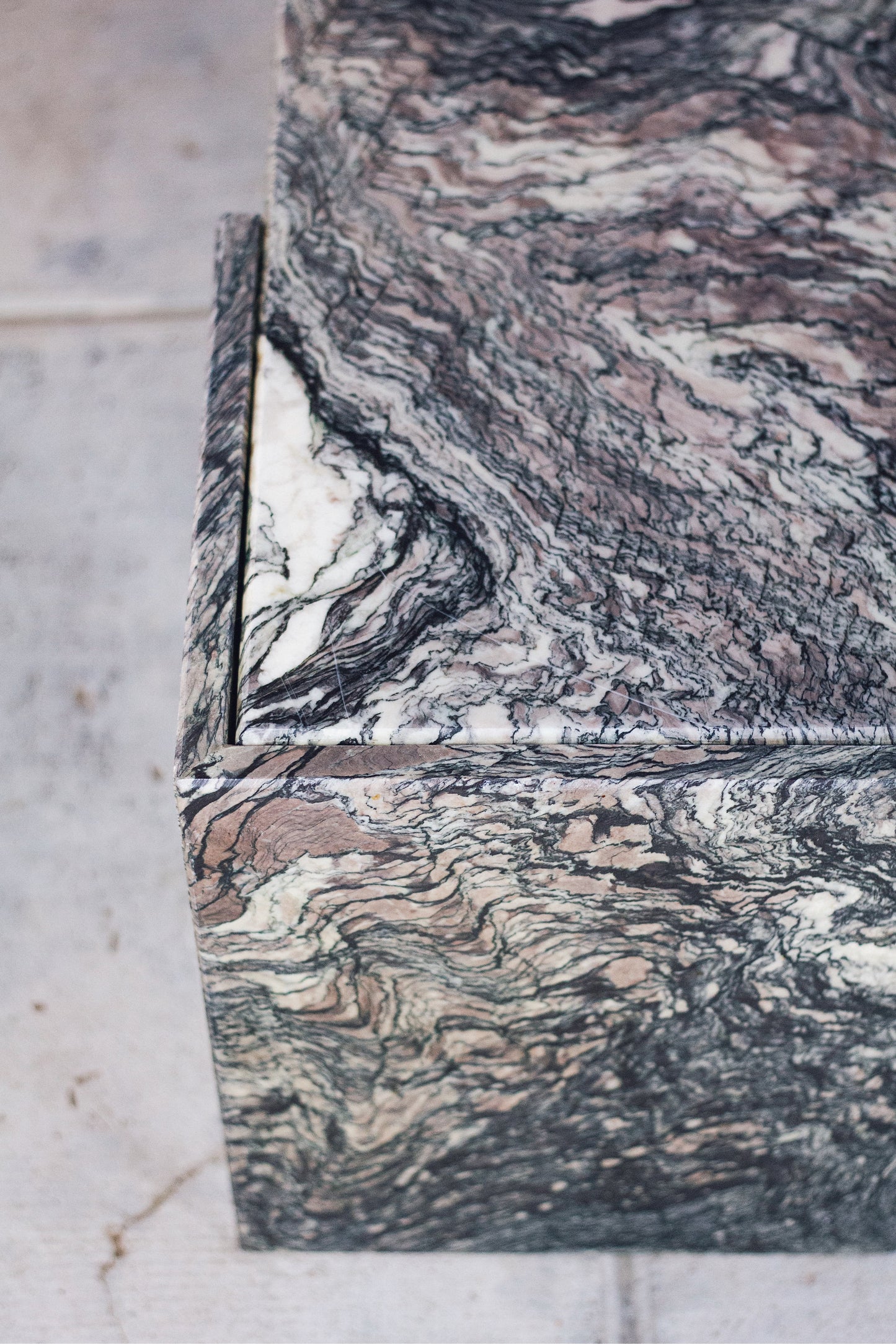 Table basse en marbre forme oeil par Roche Bobois, 1970