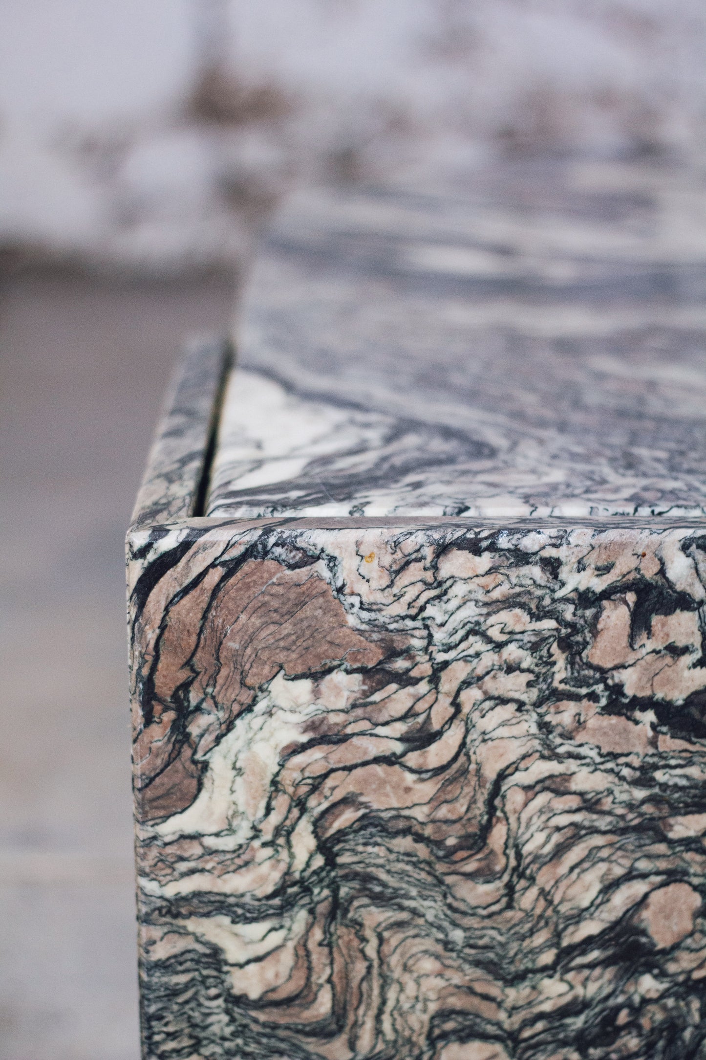 Table basse en marbre forme oeil par Roche Bobois, 1970