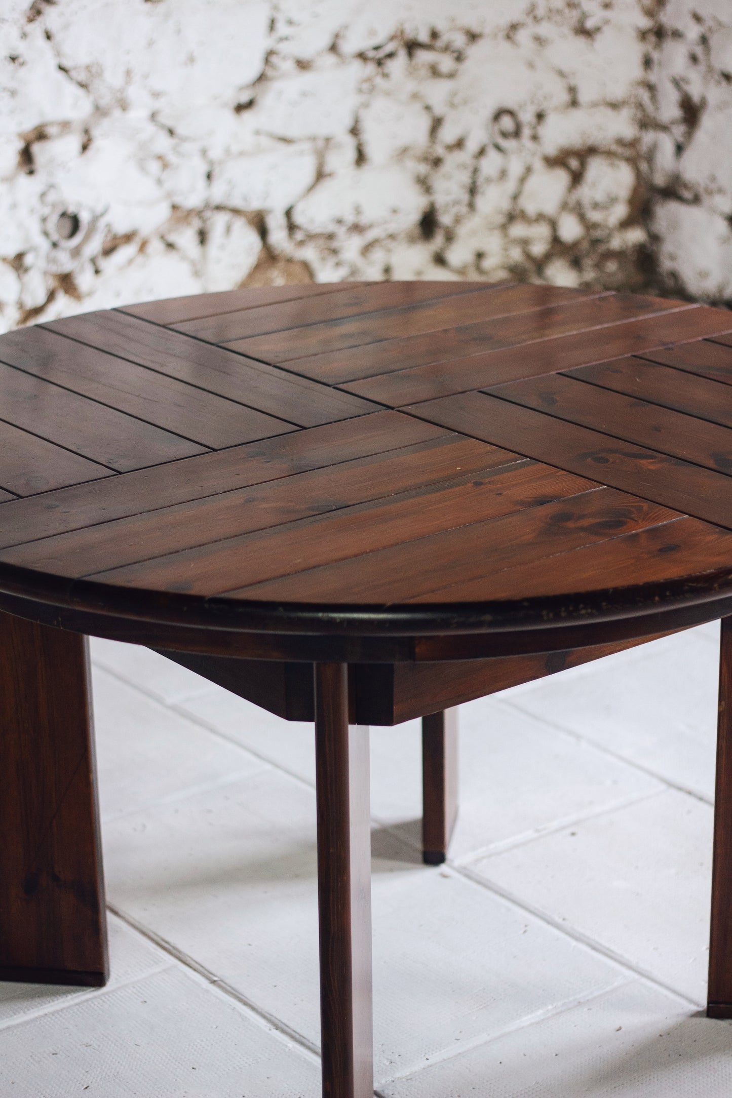 Ensemble table extensible et 5 chaises Silvio Coppola, 1970