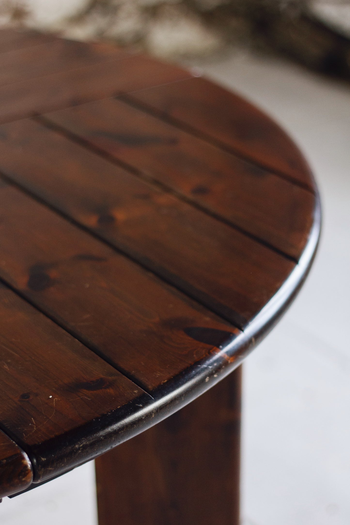 Ensemble table extensible et 5 chaises Silvio Coppola, 1970