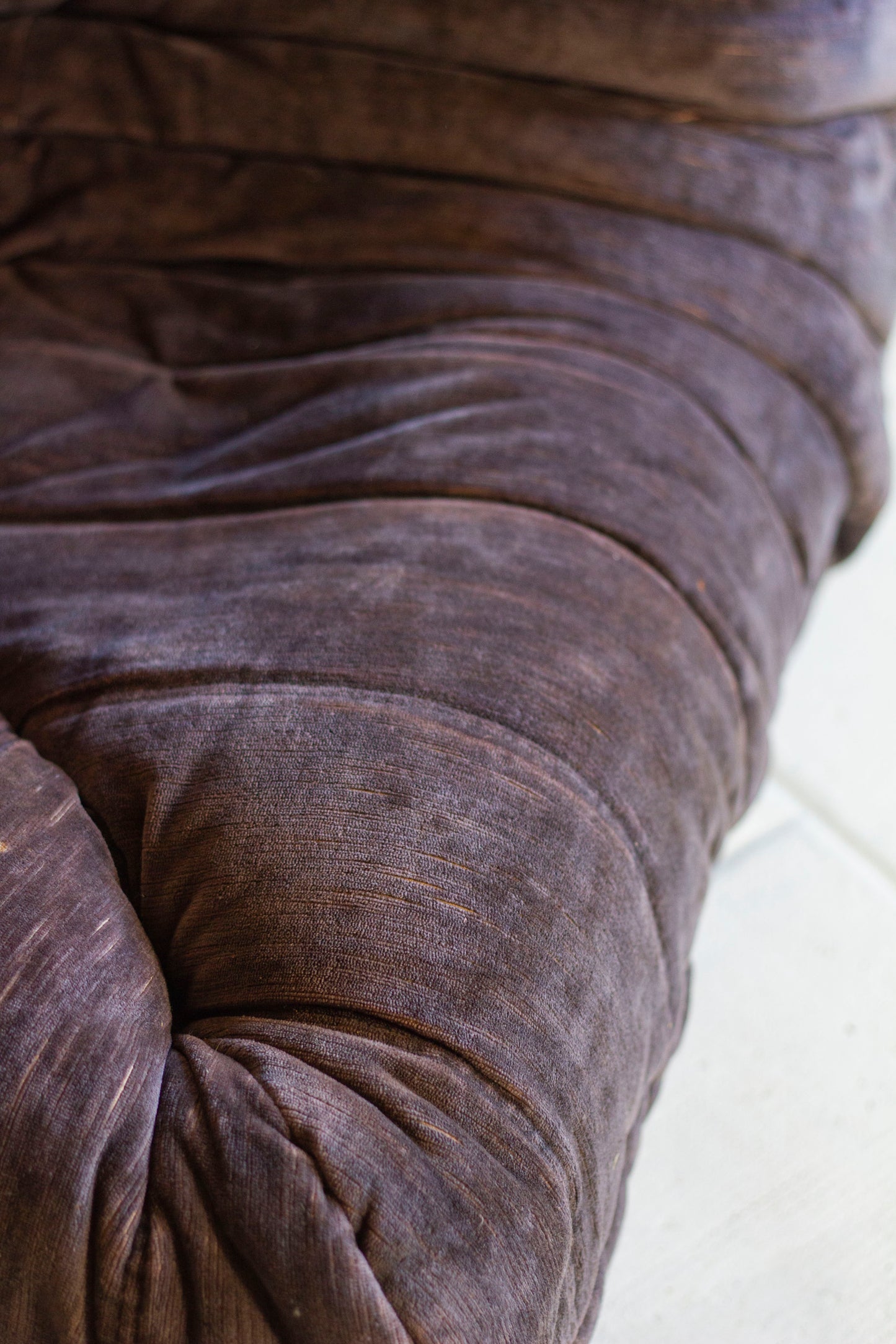 Chauffeuse d'angle Togo aubergine par Michel Ducaroy pour Ligne Roset